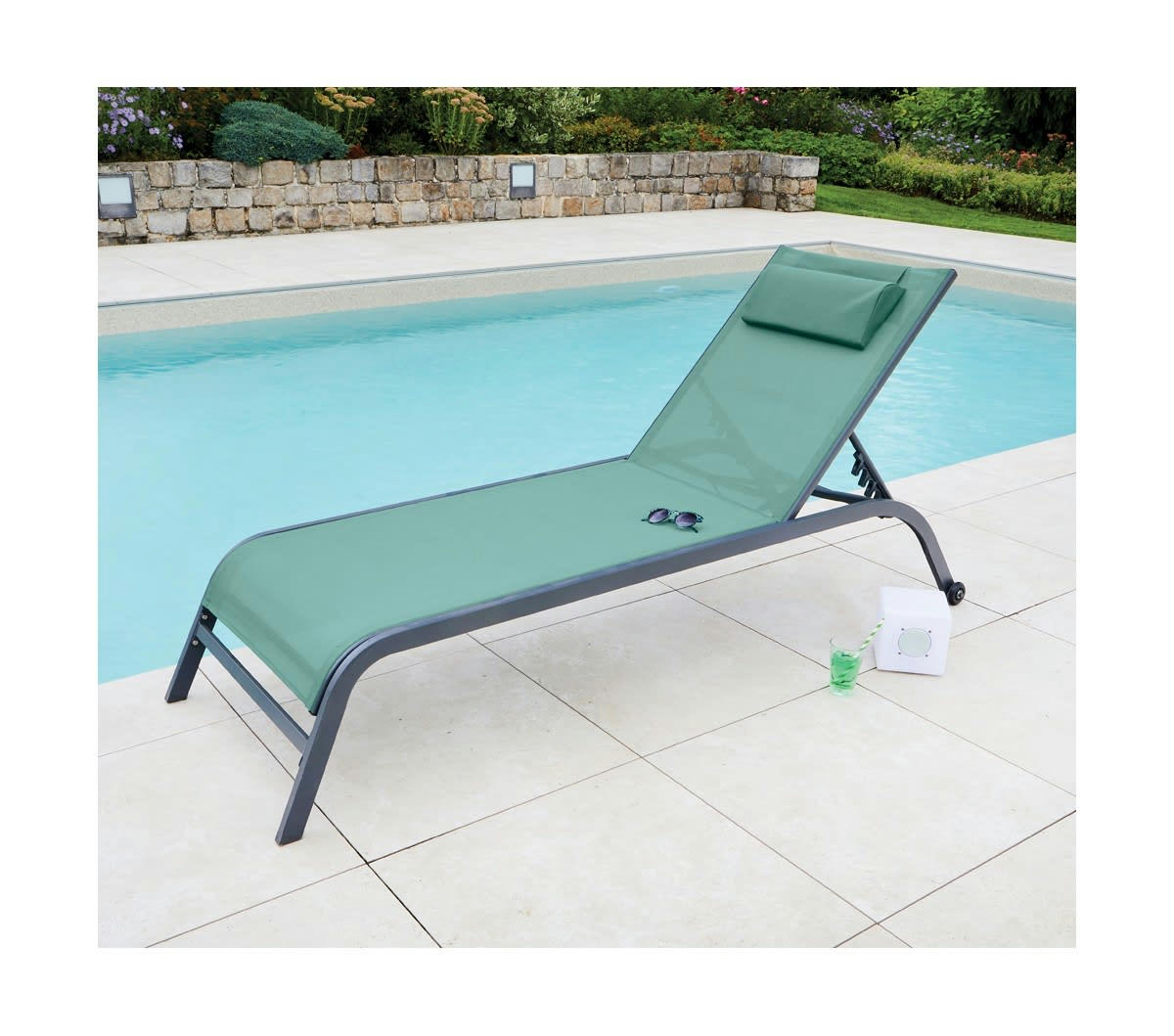 GOZO - Bain de soleil  en acier vert amande