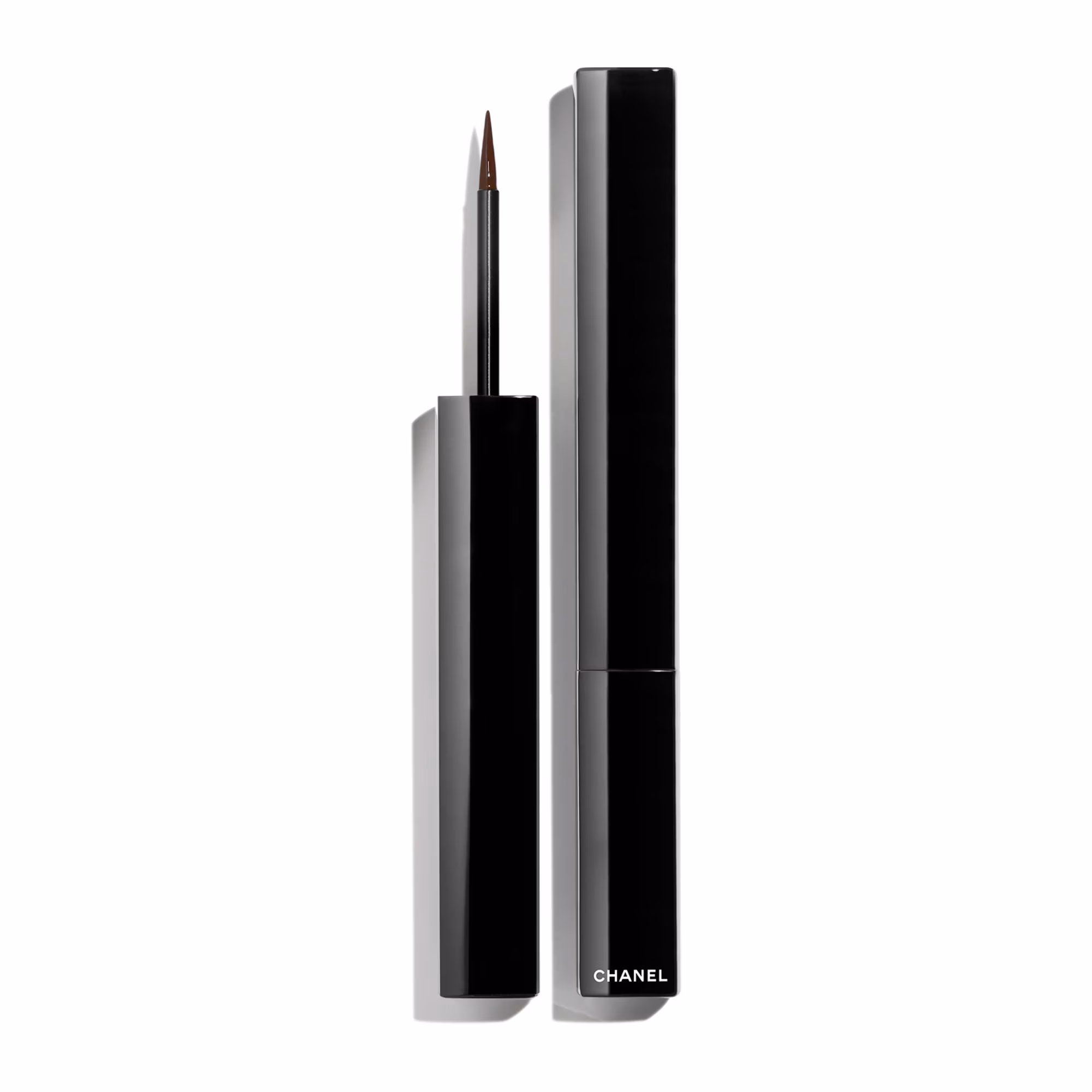LE LINER DE CHANELEye-liner liquide haute precision, longue tenue et sans bavure