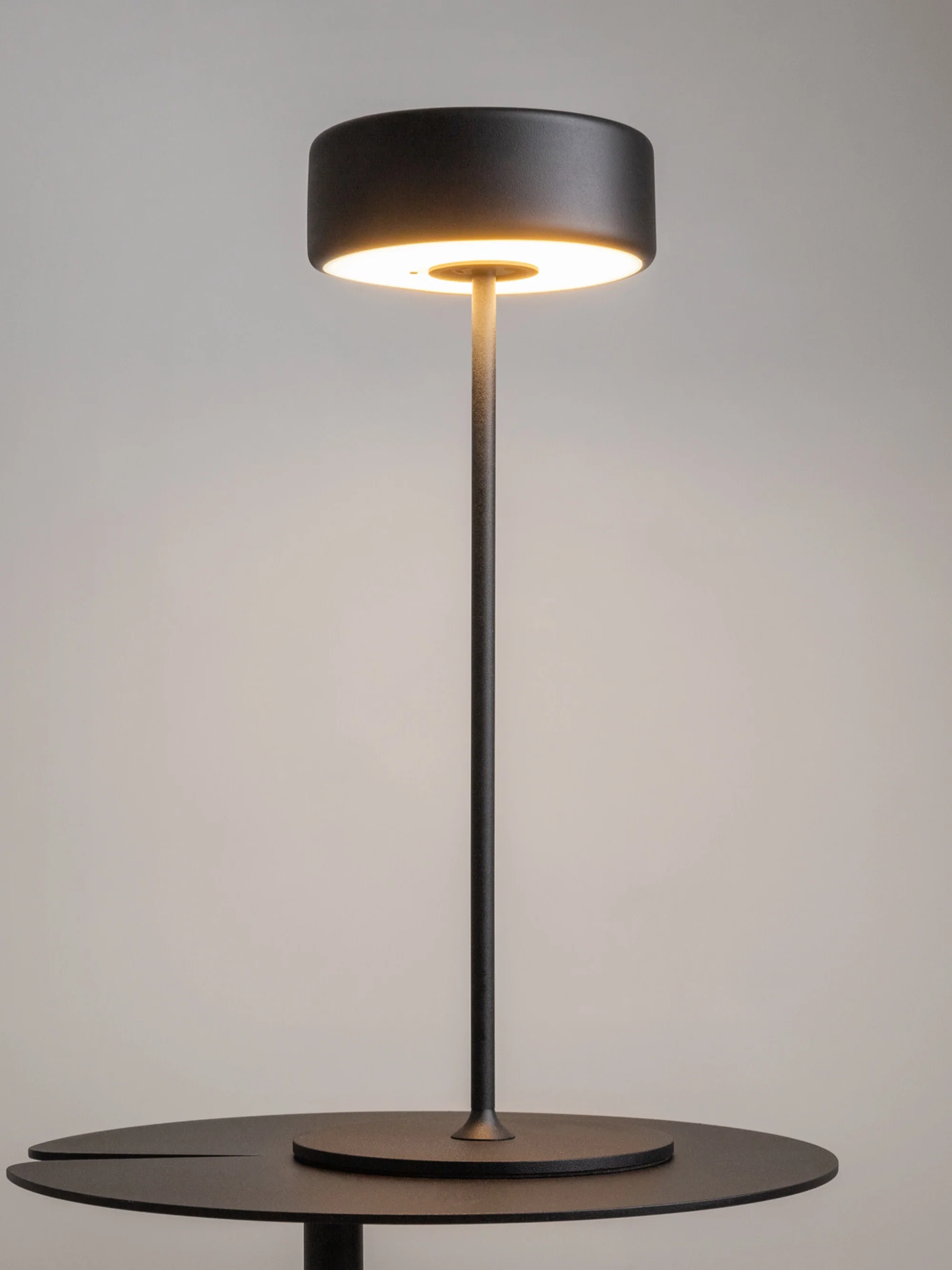 Kleine dimmbare LED-Tischlampe AI Collaboration aus Metall