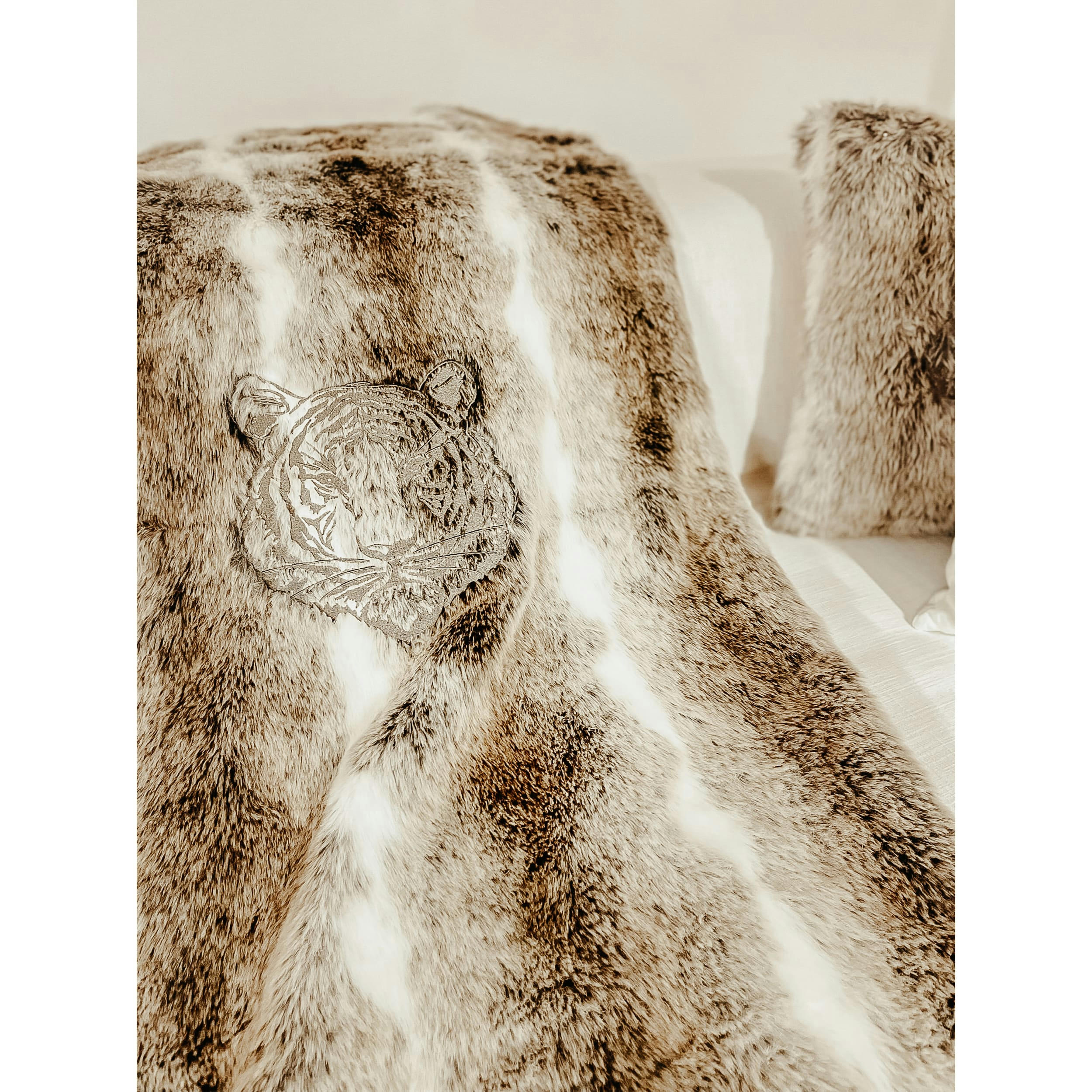 - Plaid en fausse fourrure brodé marron clair