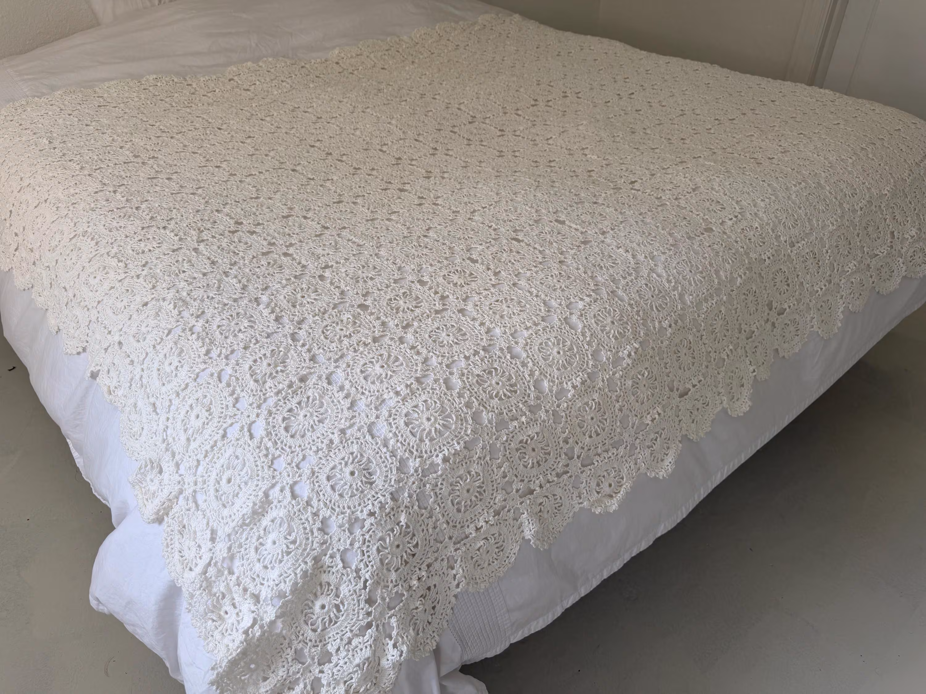 Vintage Hand Crocheted Lace Bedspread White Cotton Full Queen Coverlet