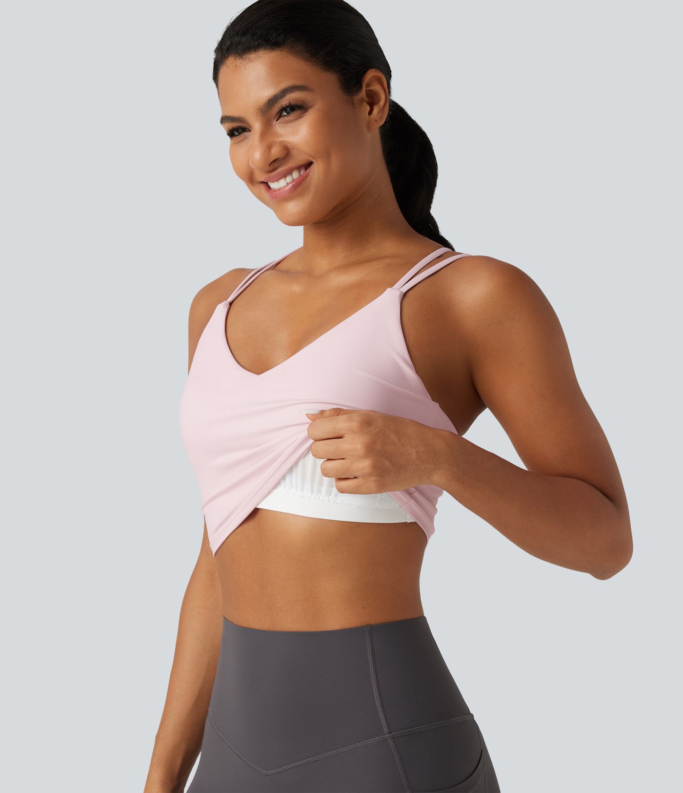 Débardeur de yoga court SoftlyZero™ Airy effet frais InstantCool à col V, bretelles croisées et coussinets amovibles