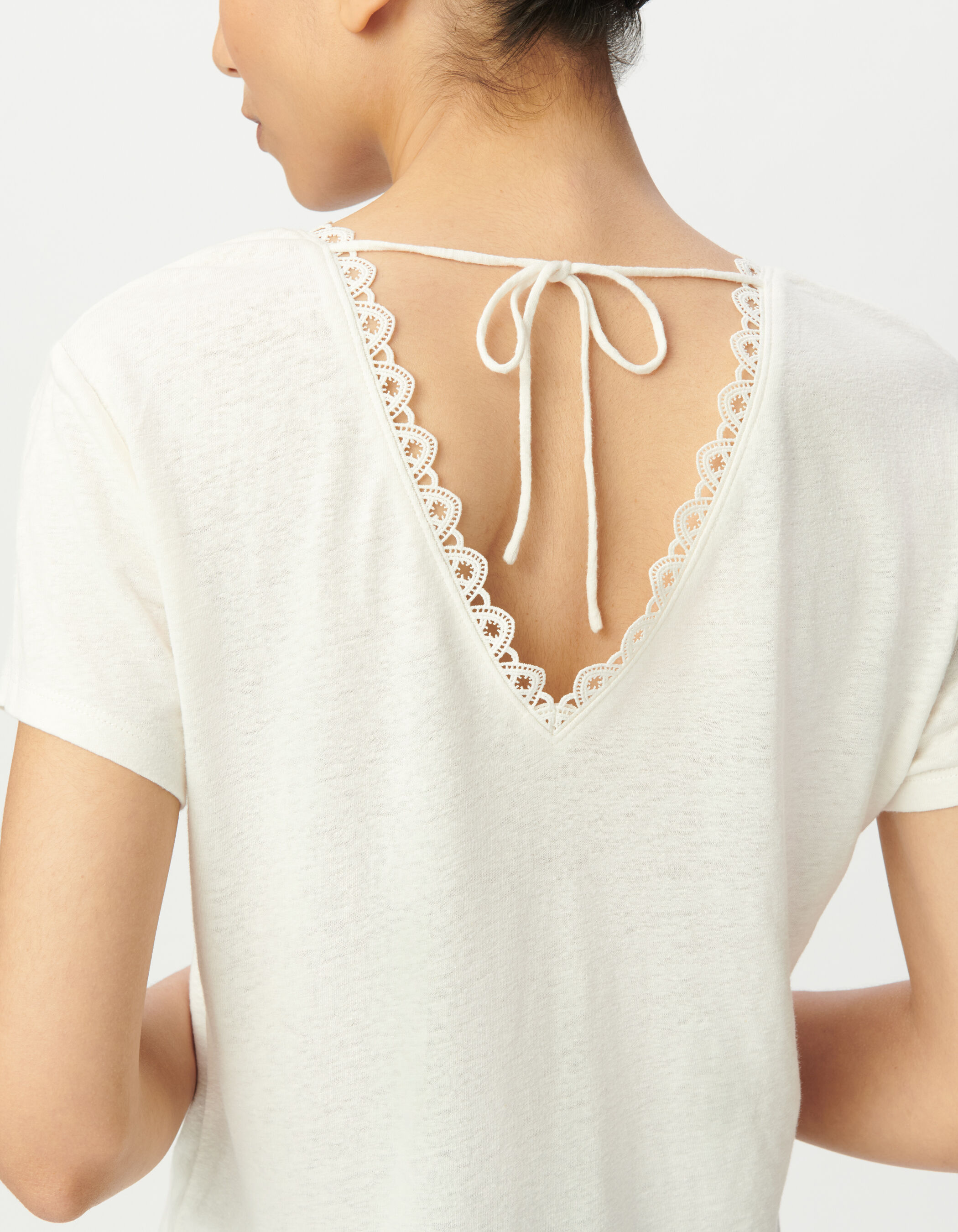 Tee-shirt blanc encolure V devant et dos