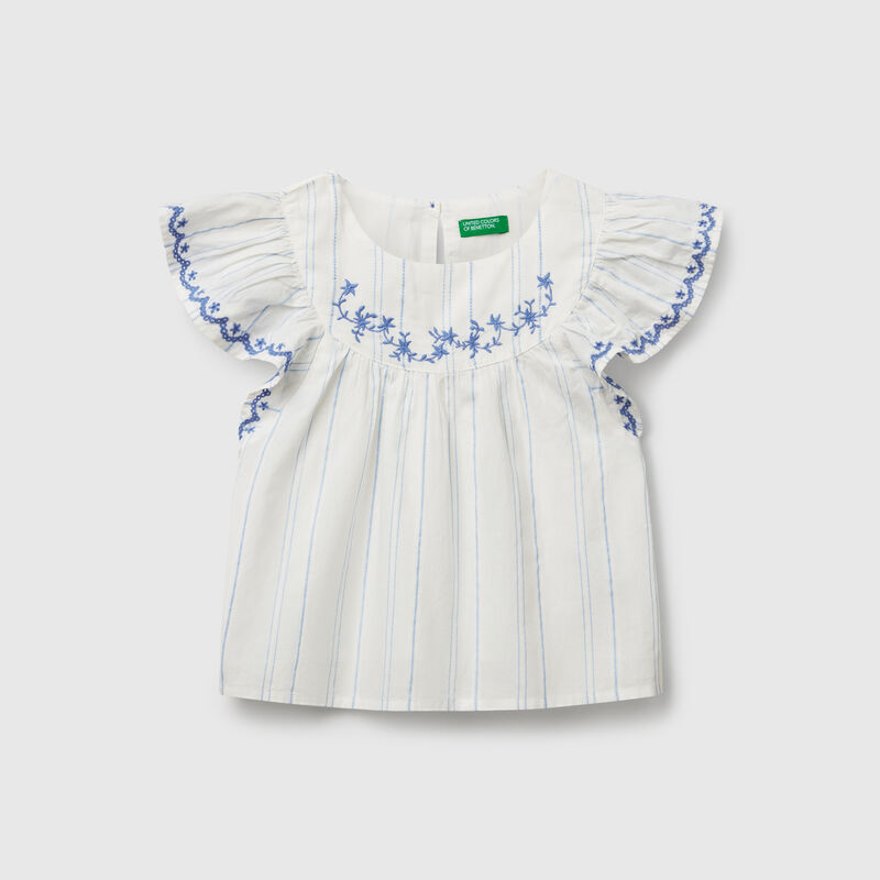 Blouse with floral embroidery