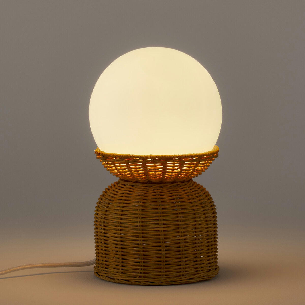 Lampe à poser rotin et verre opaline, Proviny