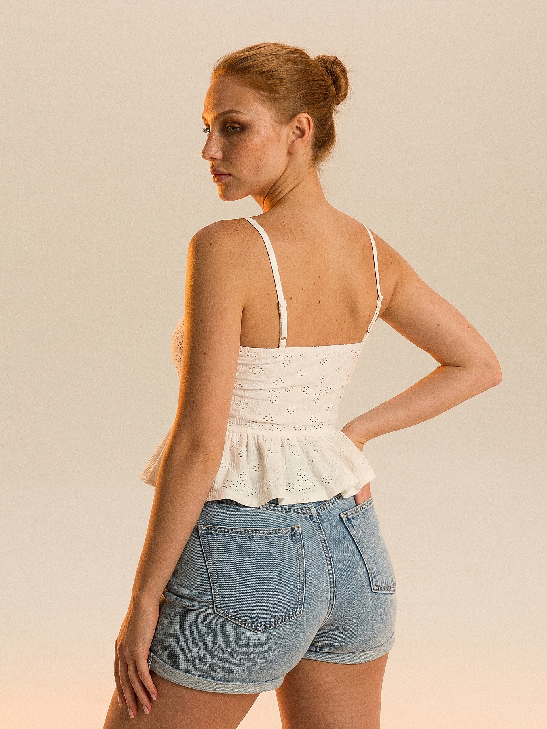 Szorty jeansowe super high waist z ozdobnym łańcuszkiem