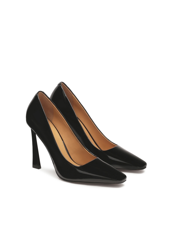 Patent leather pumps with an unusual heel
