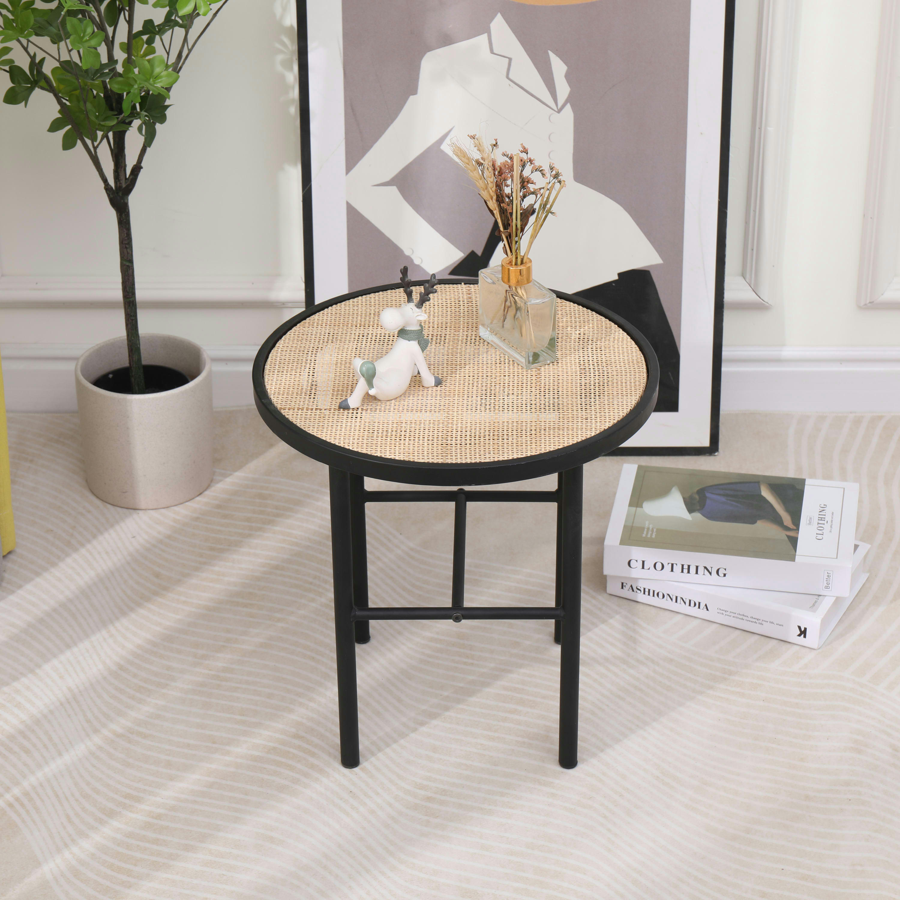 - Table d'appoint en métal et rotin