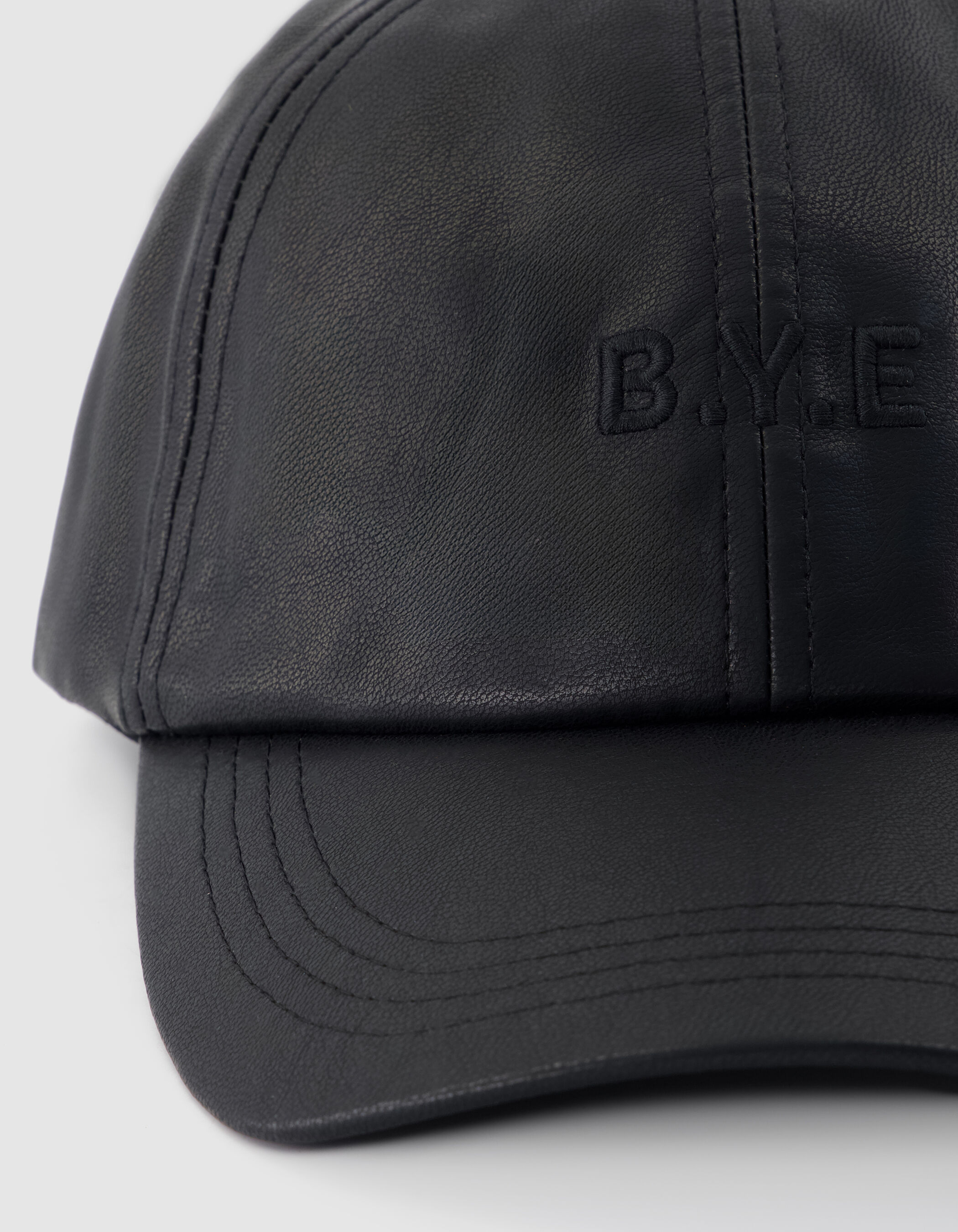 Casquette noire broderie ton sur ton Femme