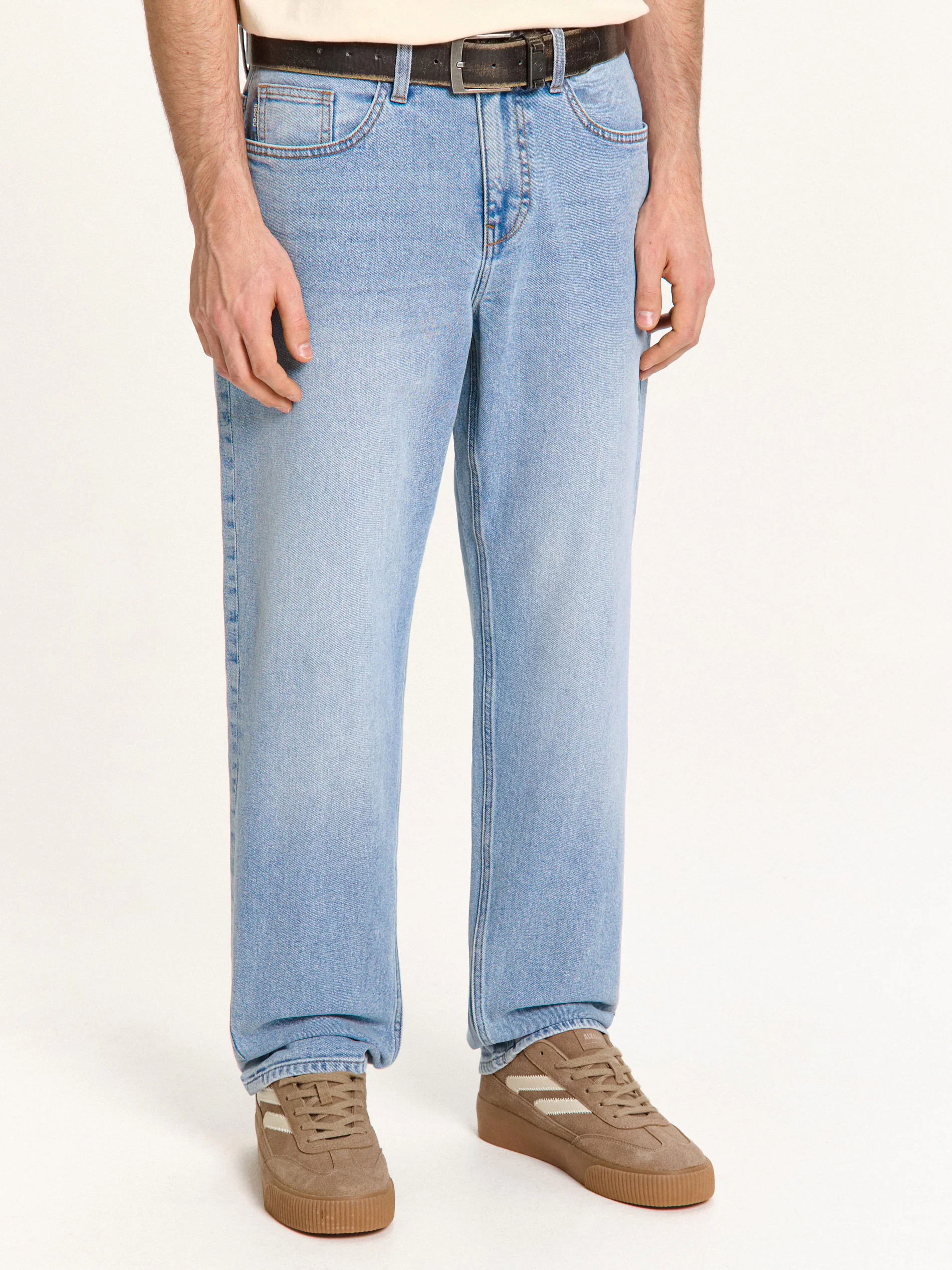 Jasne jeansy regular z acid wash