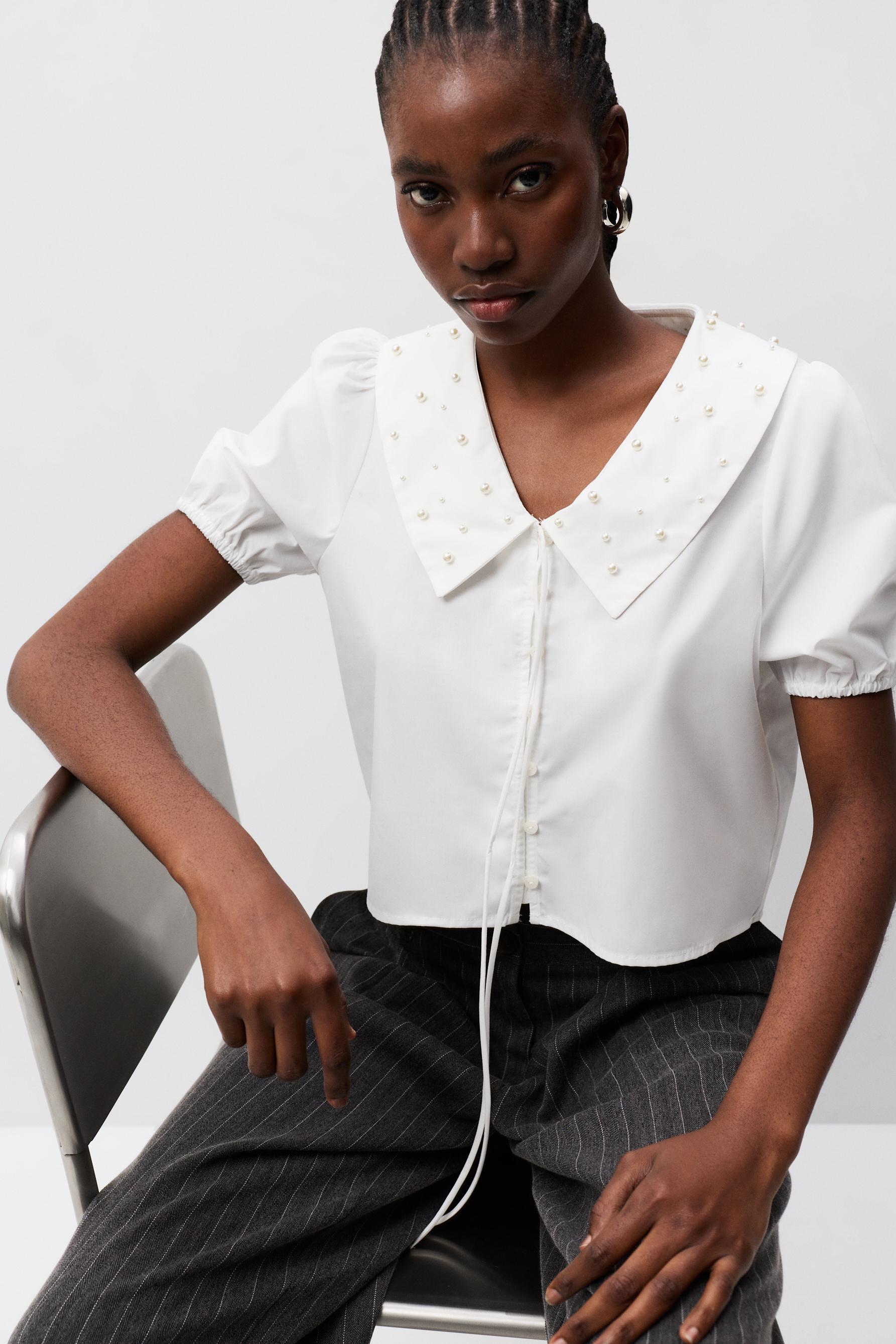 Camisa cuello bobo con abalorios