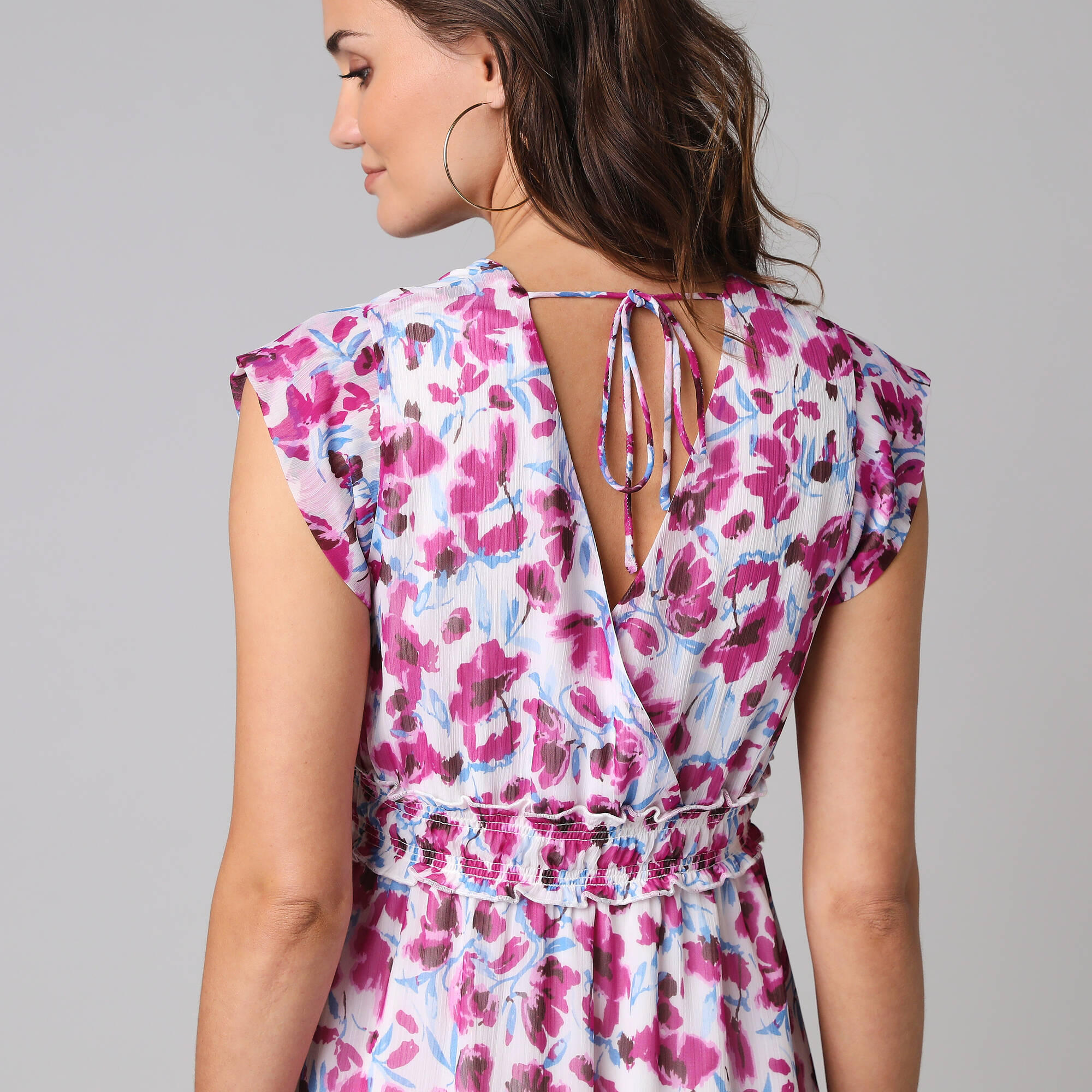 Robe courte décolleté cache-coeur, en voile imprimé