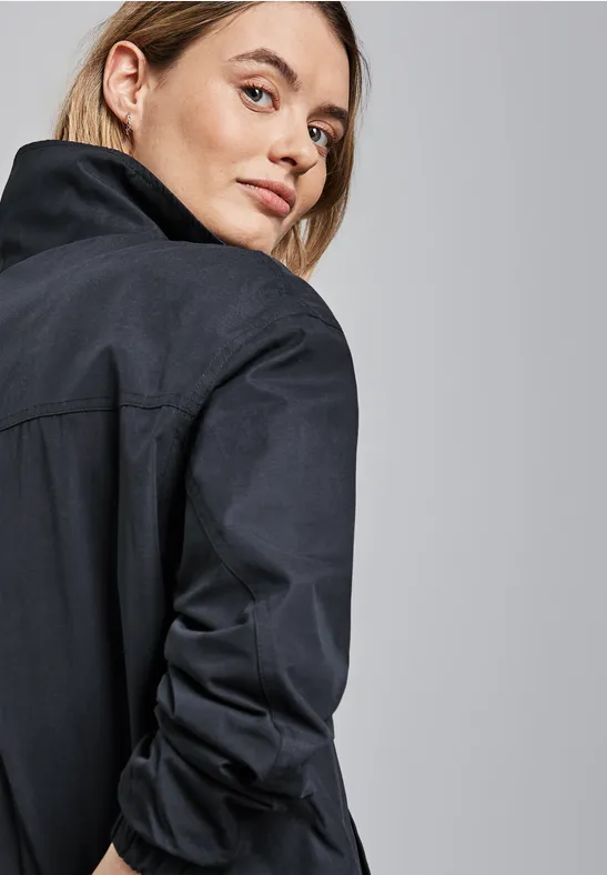 Kurze Jacke mit Stehkragen