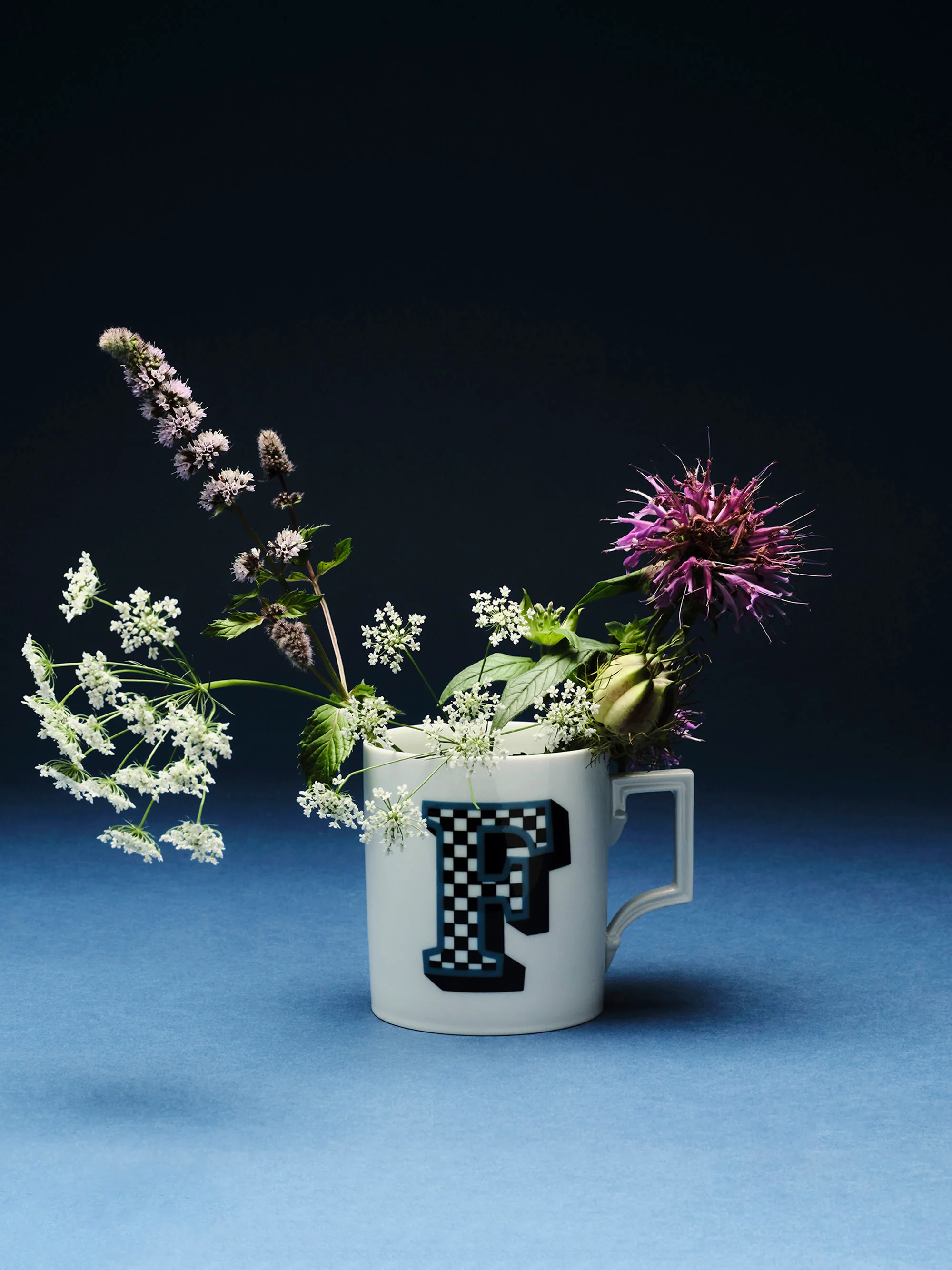 Westwing x MEISSEN, Handgefertigte Tasse Initials mit Dekor-Motiv