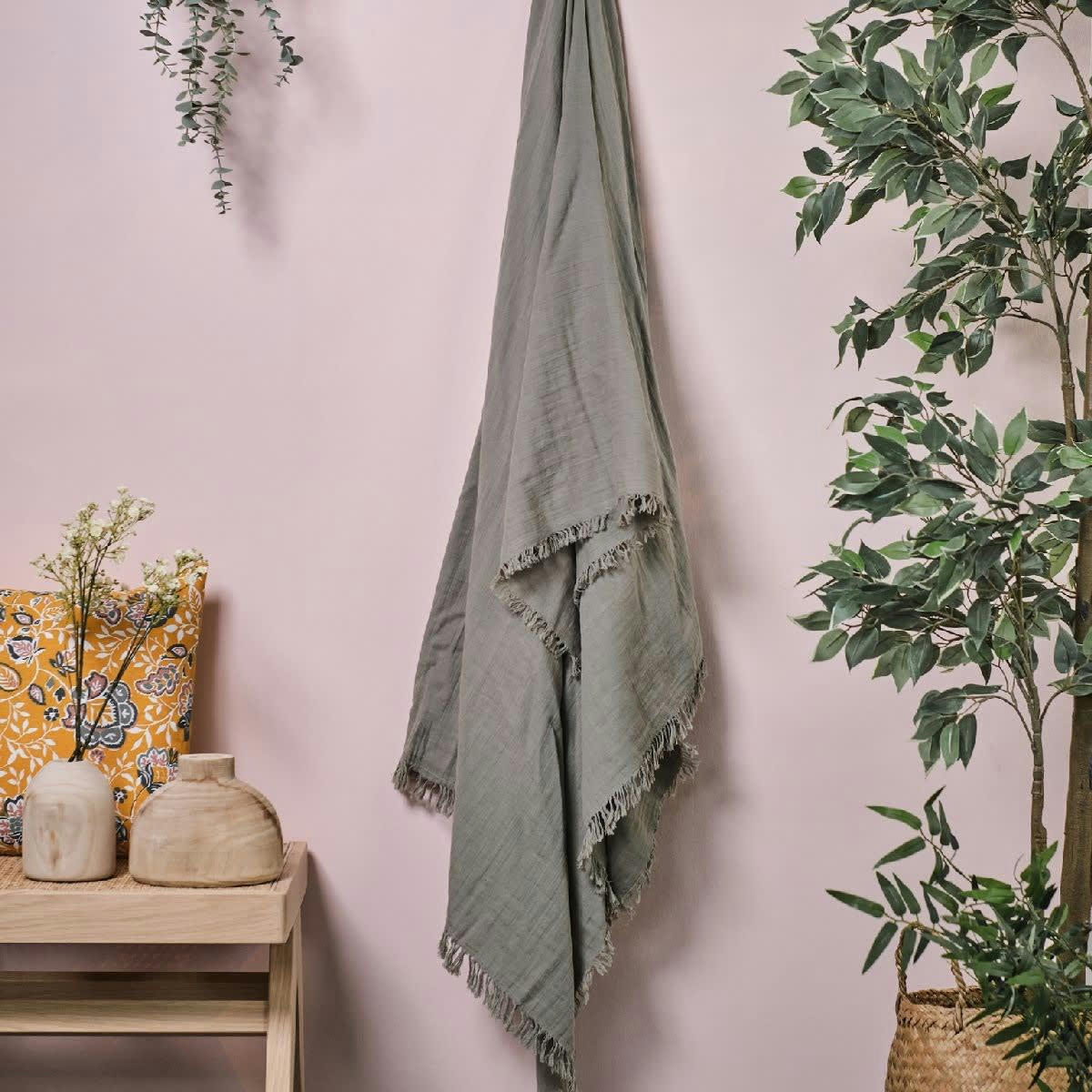 INDIAN FLOWERS - Plaid en gaze de coton vert 150x200