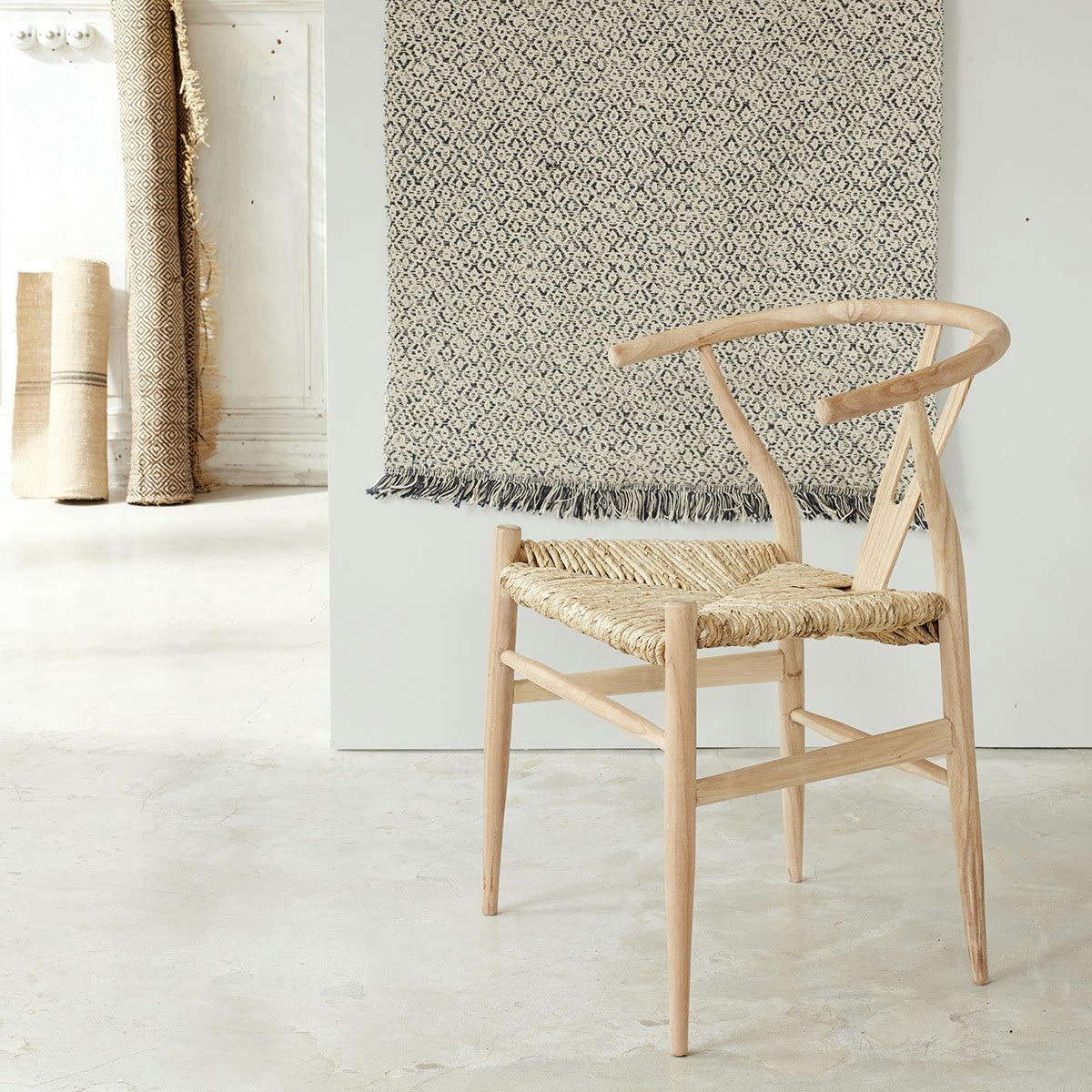 - Chaise en mindi massif assise tisssée