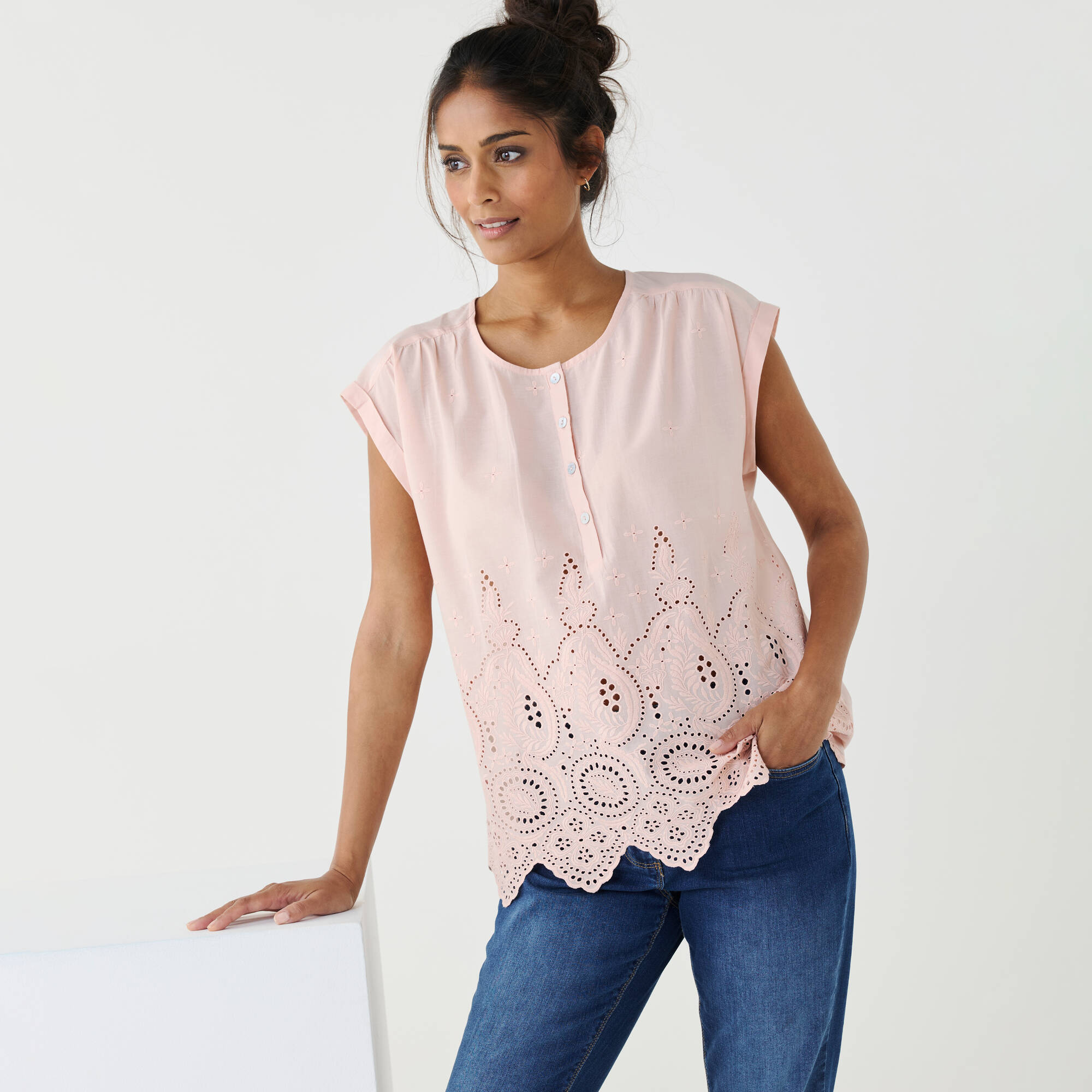 Blouse en broderie anglaise, sans manches