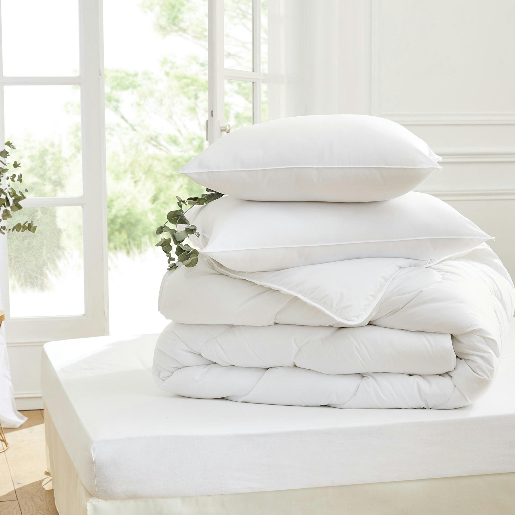 - Couette avec traitement rafraichissant microfibre blanc 260x240 cm