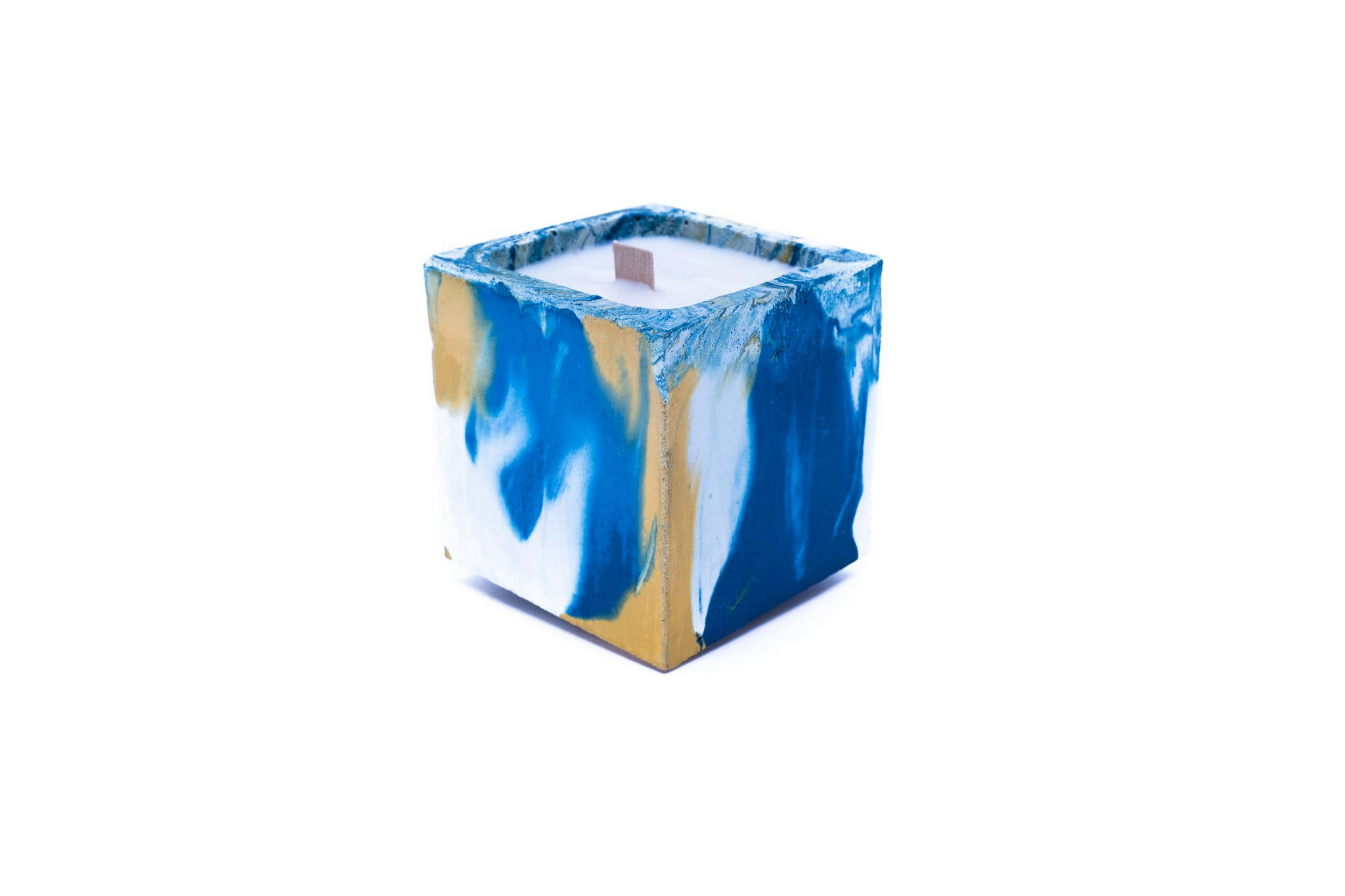 MONOÏ - Bougie en béton coloré marbré bleu et jaune fleur de monoï