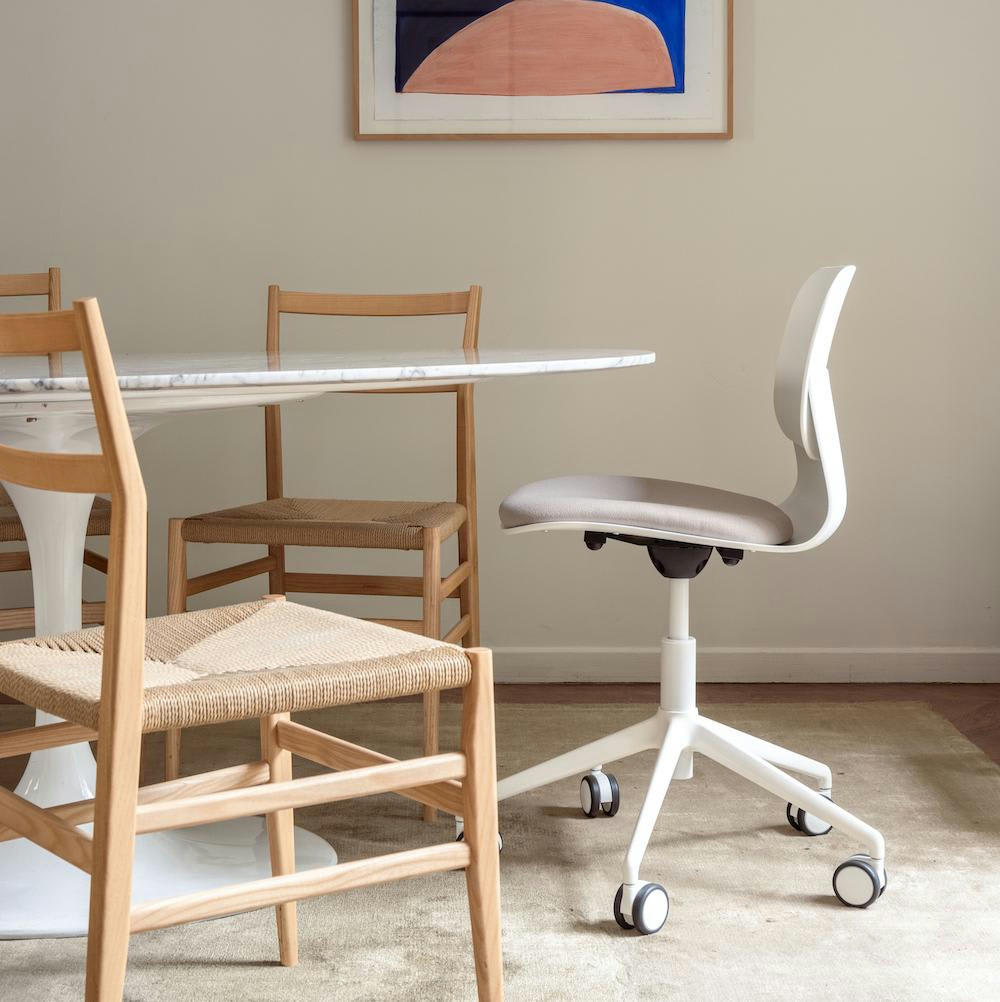 - Chaise de bureau blanche pivotante sur roulettes