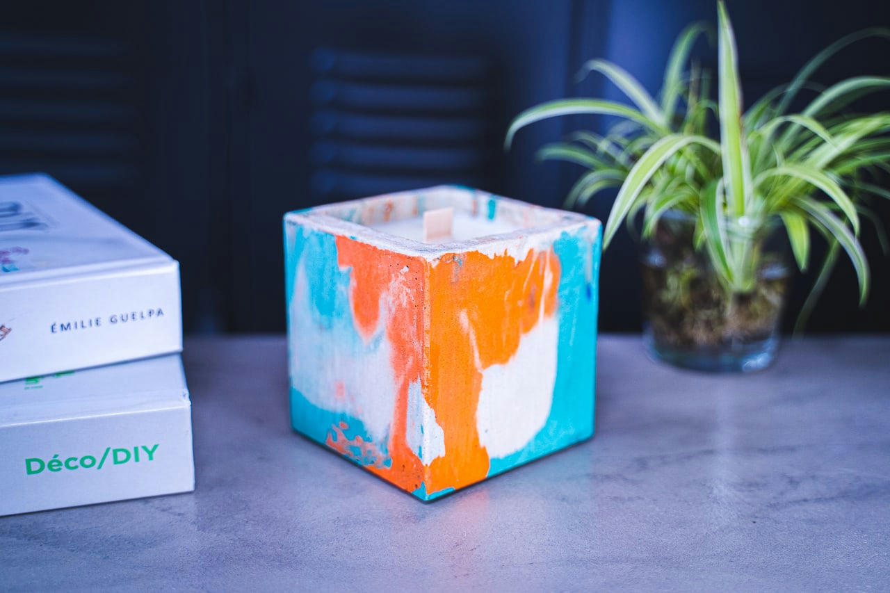 ORANGER - Bougie béton coloré marbré turquoise et orange fleur oranger