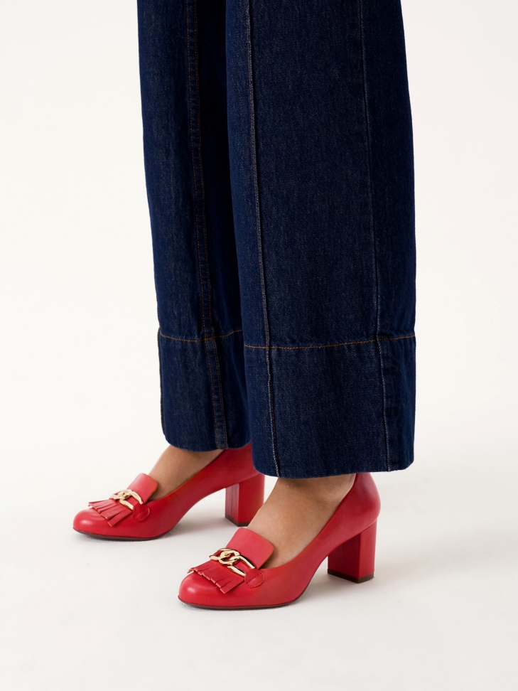 Red pumps with metal links