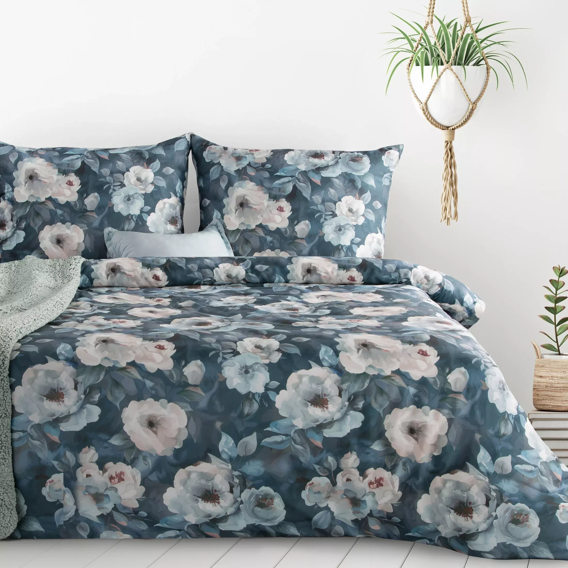 Pościel 220x200 cm komplet 3 częściowykolor ciemnogranatowy, jasnoniebieski z motywem kwiatów KIRA Design 91