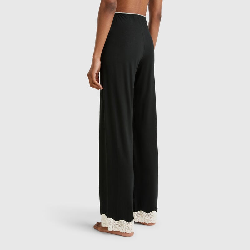 Flowy trousers with lace details