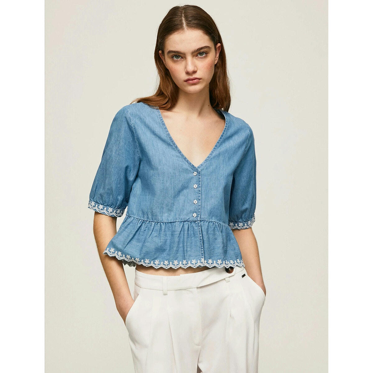 Blouse à basque, encolure v