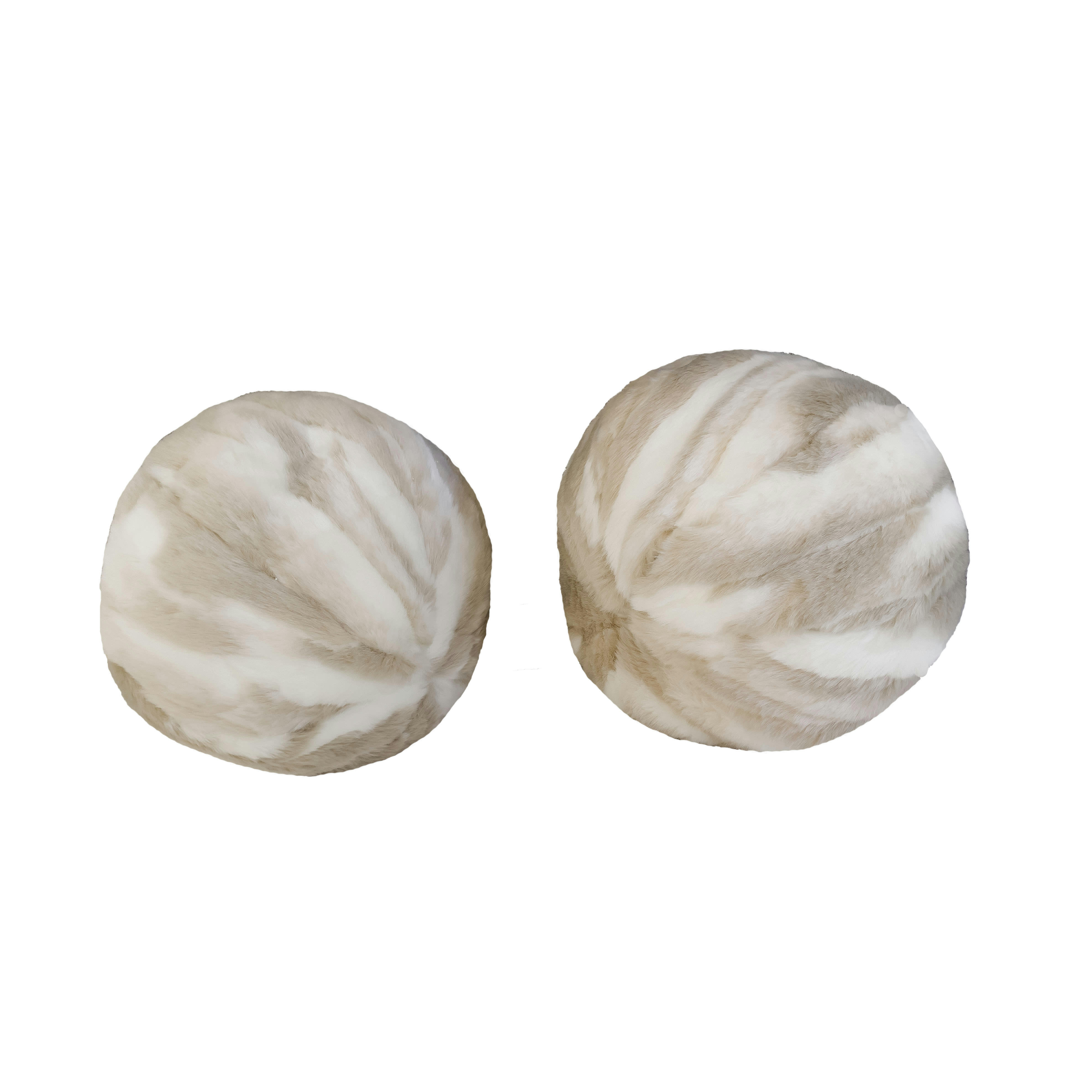 - Coussin balle en fausse fourrure beige et blanche