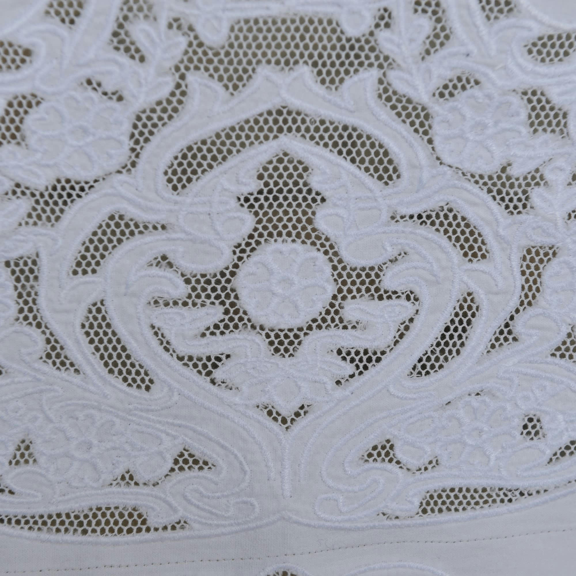 SORMIOU - Cantonnière avec broderie sur filet 60X31 CM