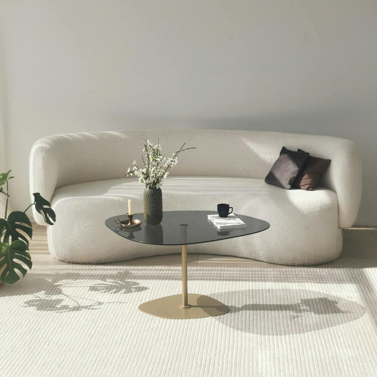 Table basse verre fumé minimaliste, galet et pied doré TULUM