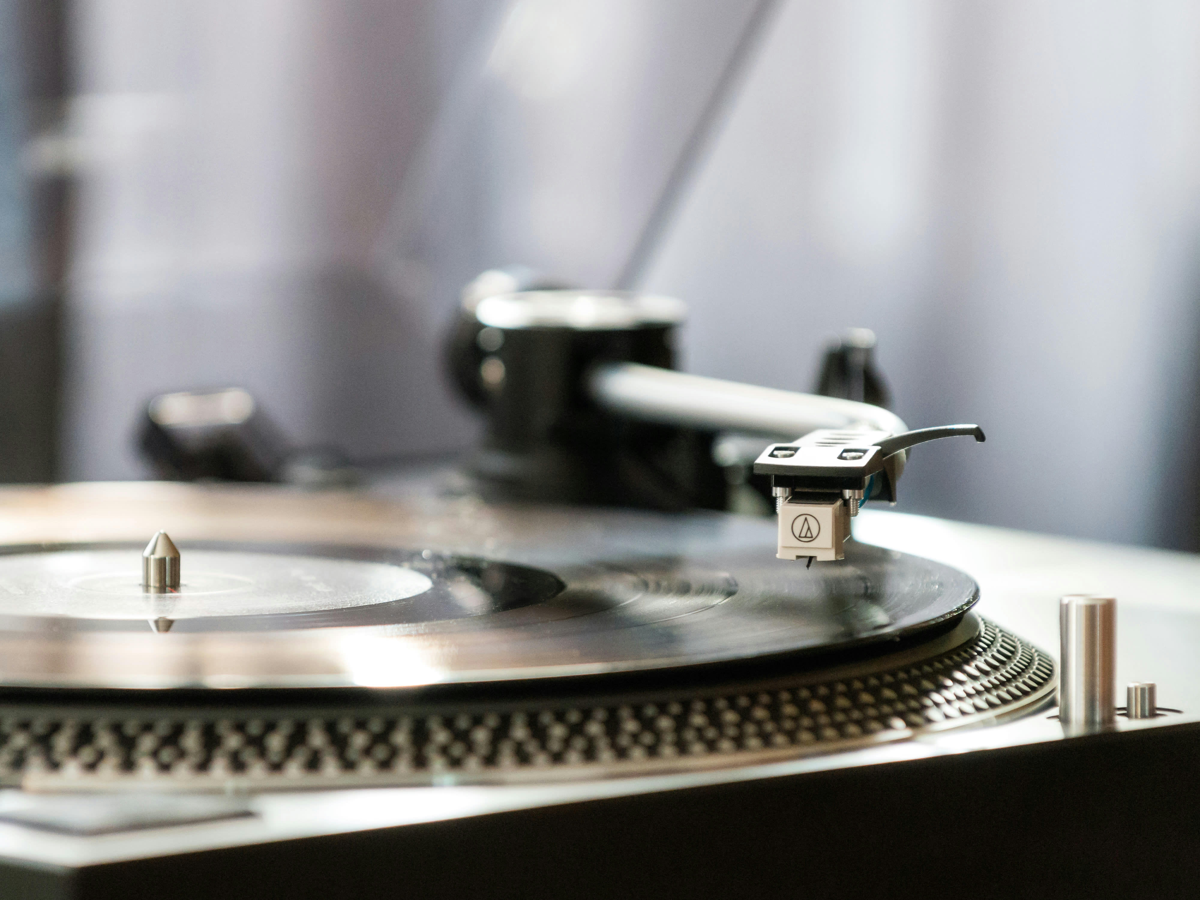 - Platine vinyle à entraînement direct avec encodage noir