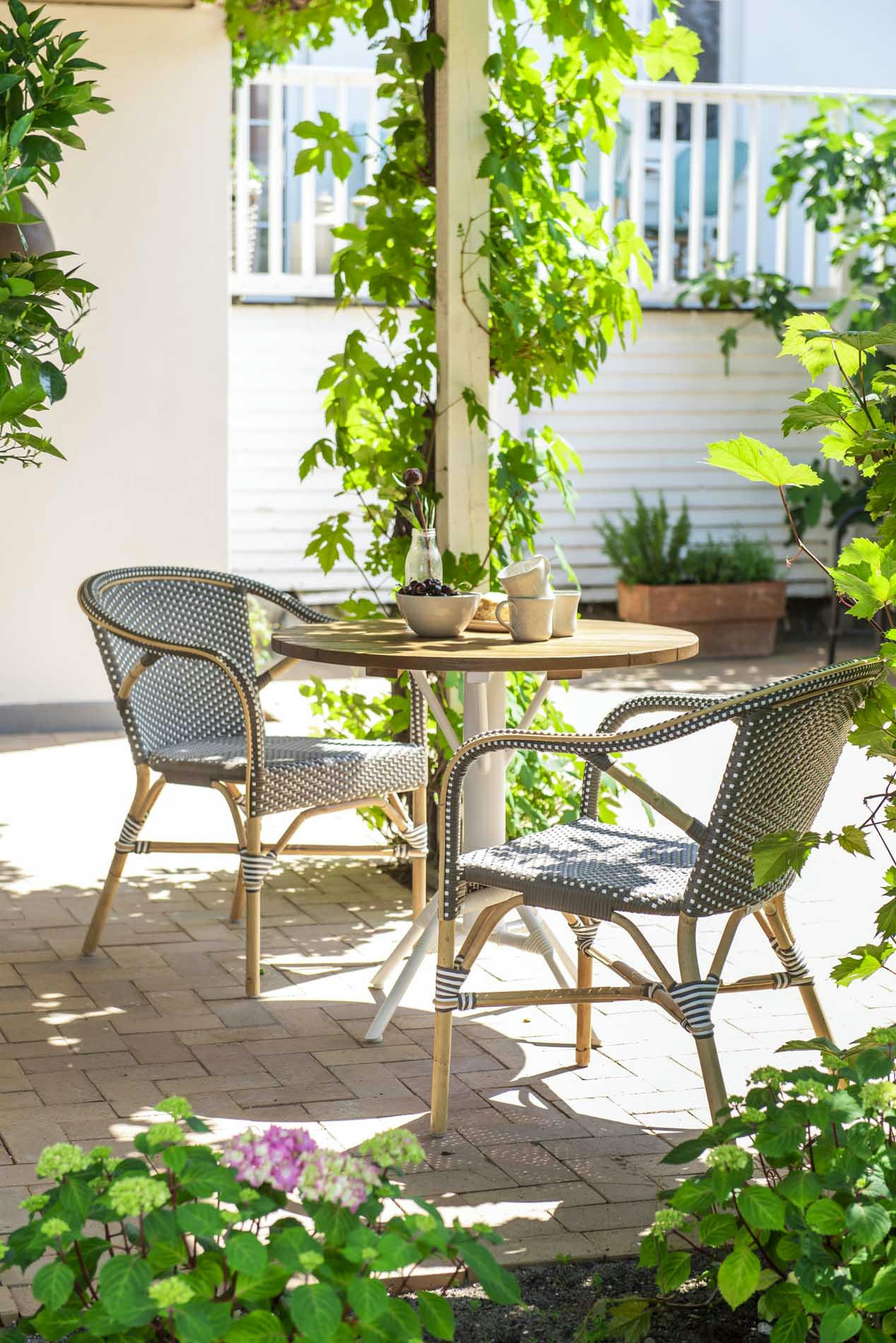 MADELEINE - Fauteuil empilable en rotin et cappuccino