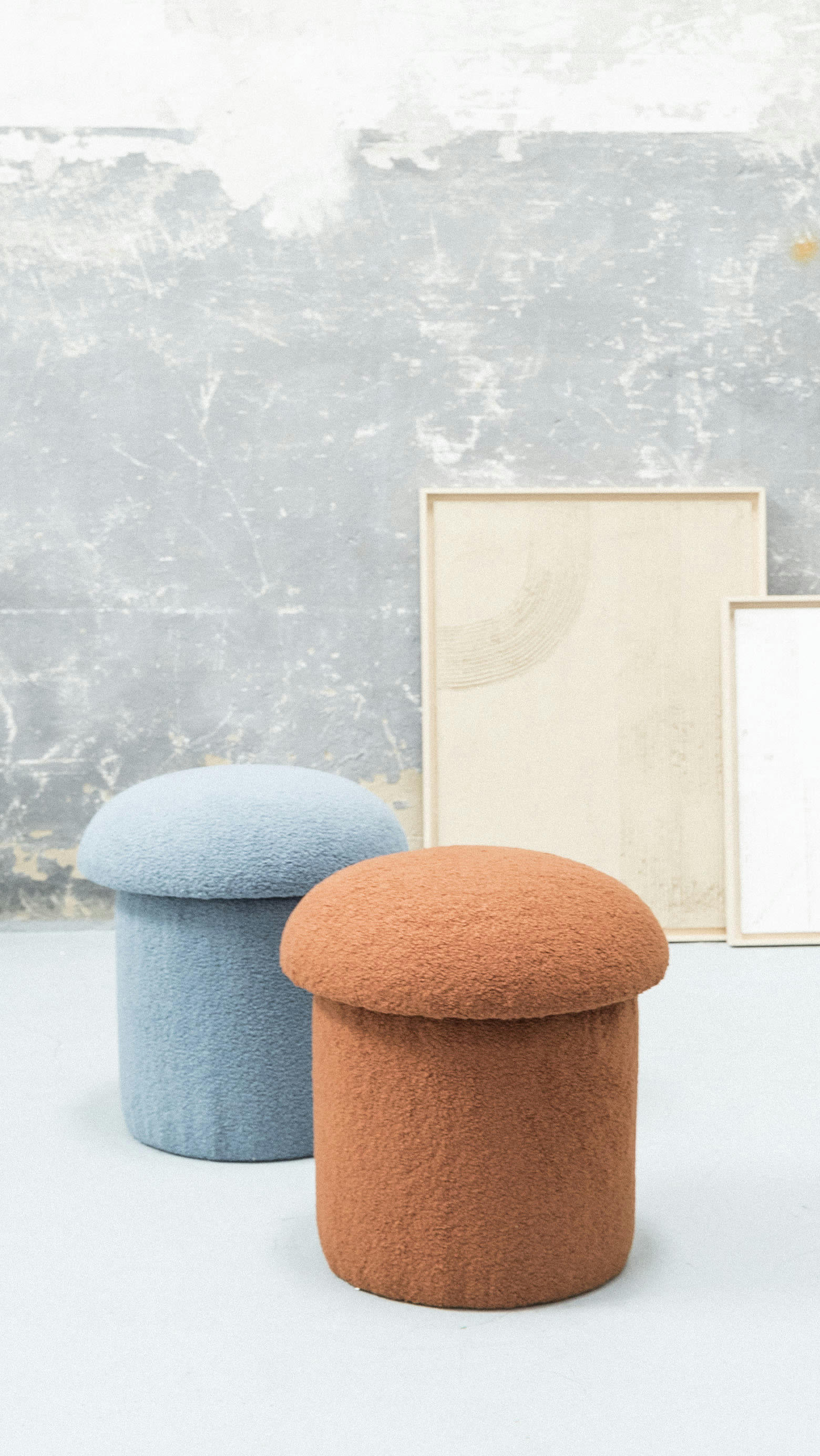 YAELLE - Pouf tapissé avec tissus bouclé en forme de champignon bleu