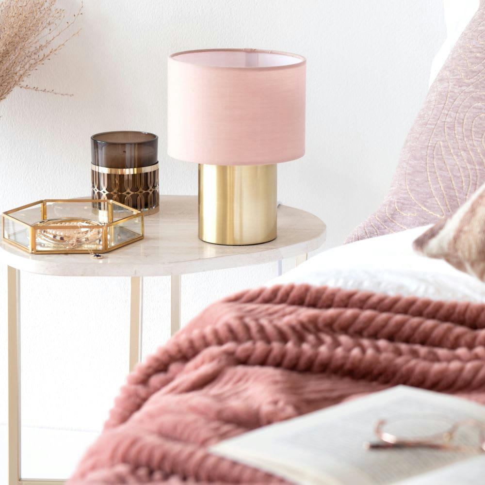 - Lampe en métal doré et abat-jour en coton rose
