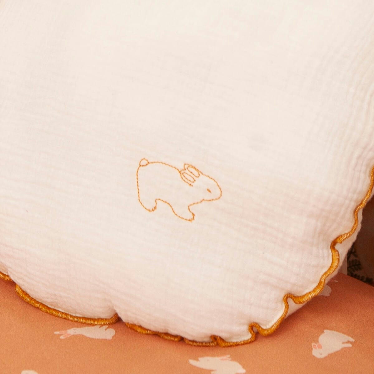 BARNA - Coussin rond lapins broderie jaune