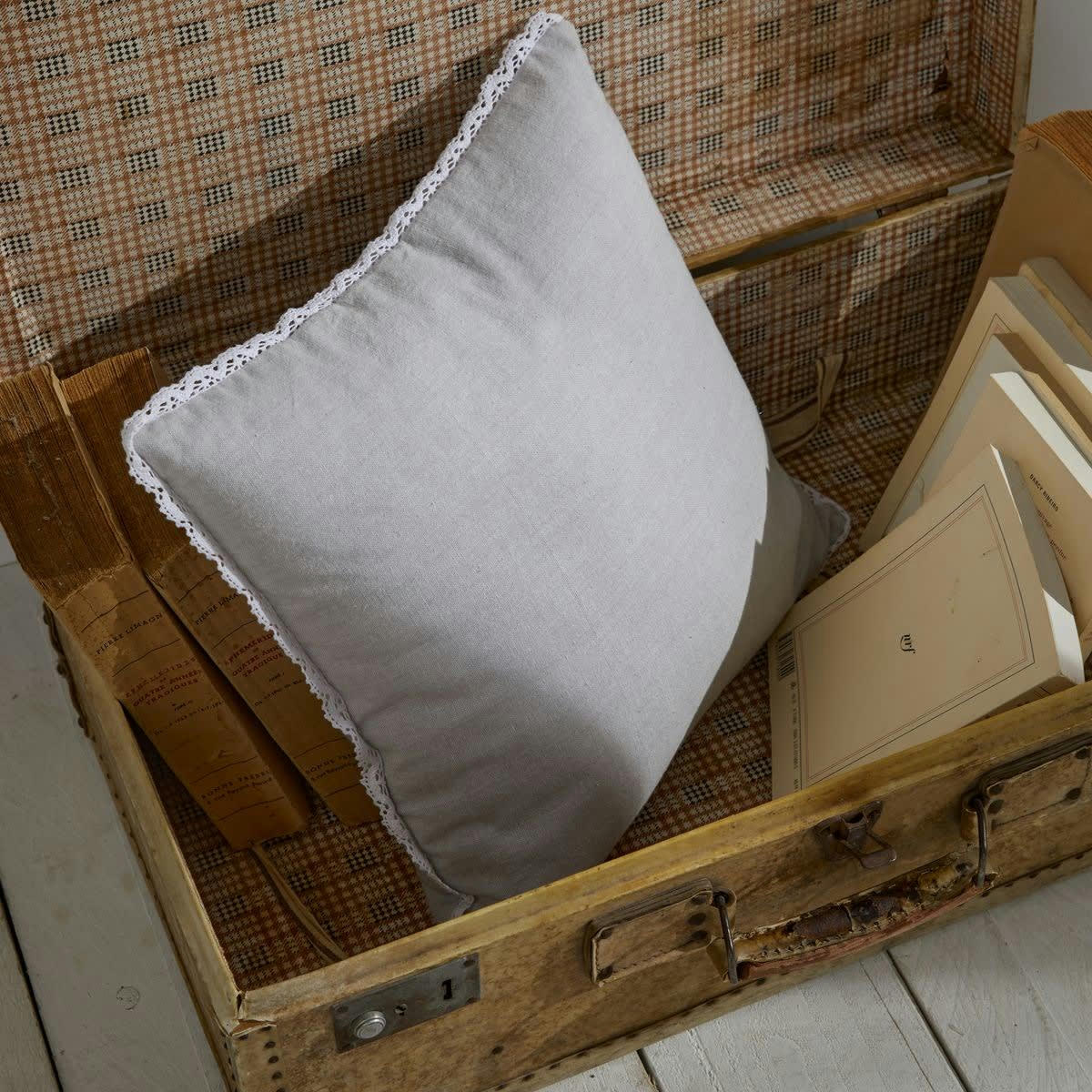 CHARME - Coussin déhoussable finition dentelle en coton gris 40x40
