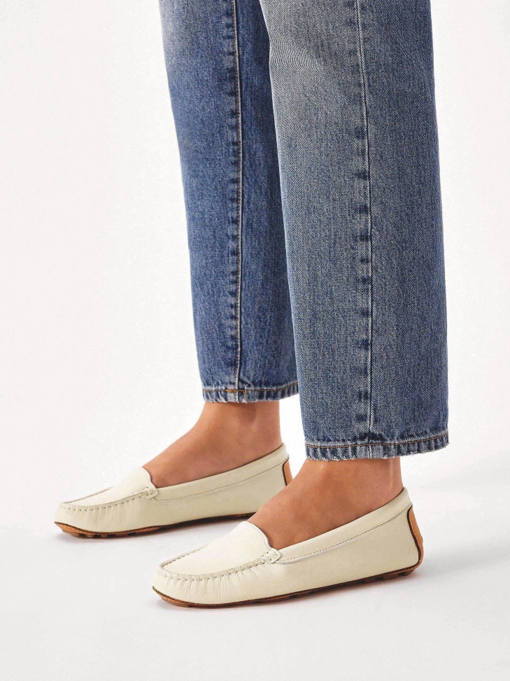 Leather moccasins with contrasting insert on the heel