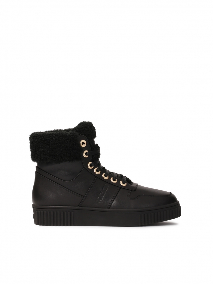 Lace-up boots insulated with faux fur