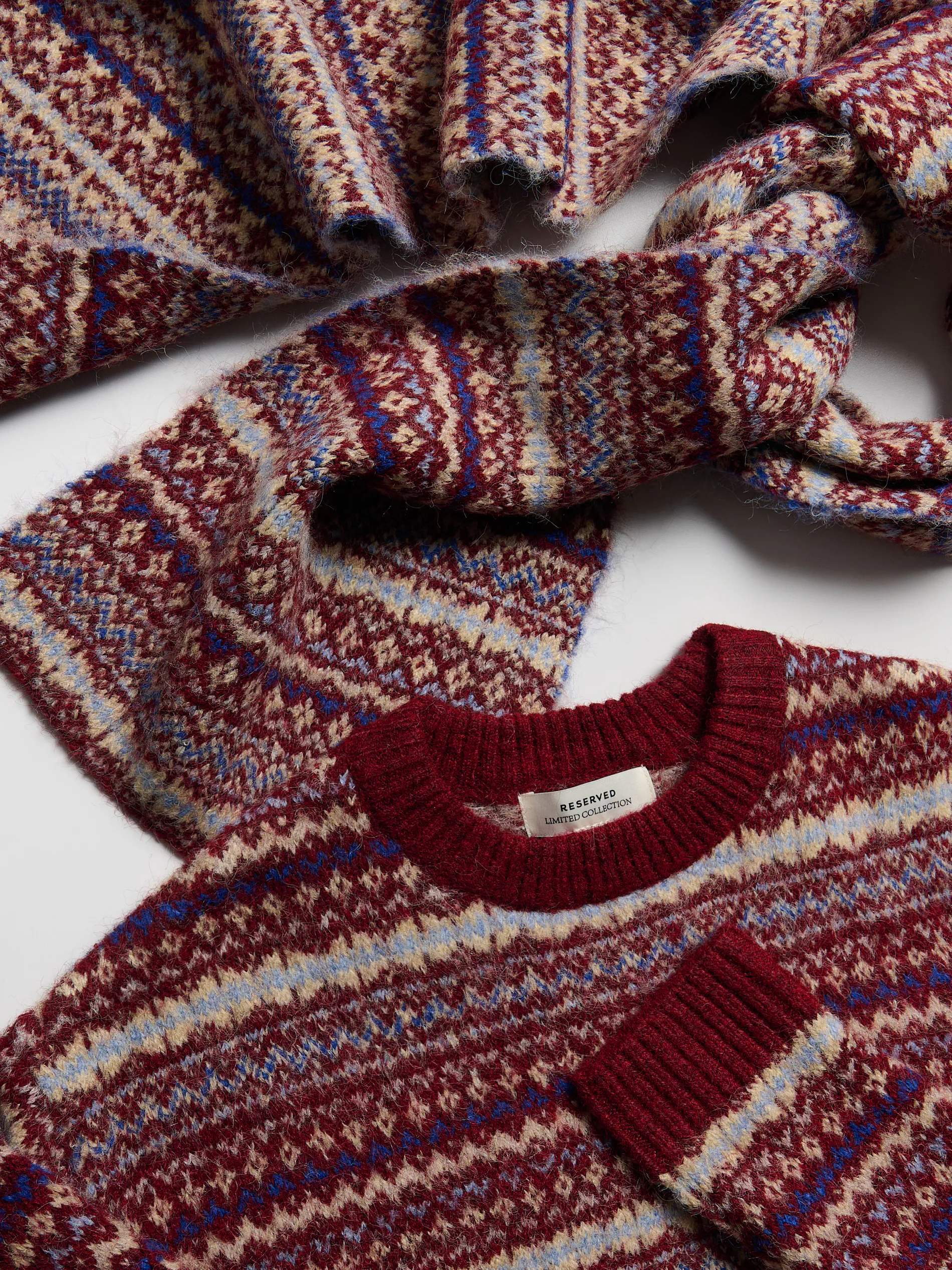 Sweter z szalem