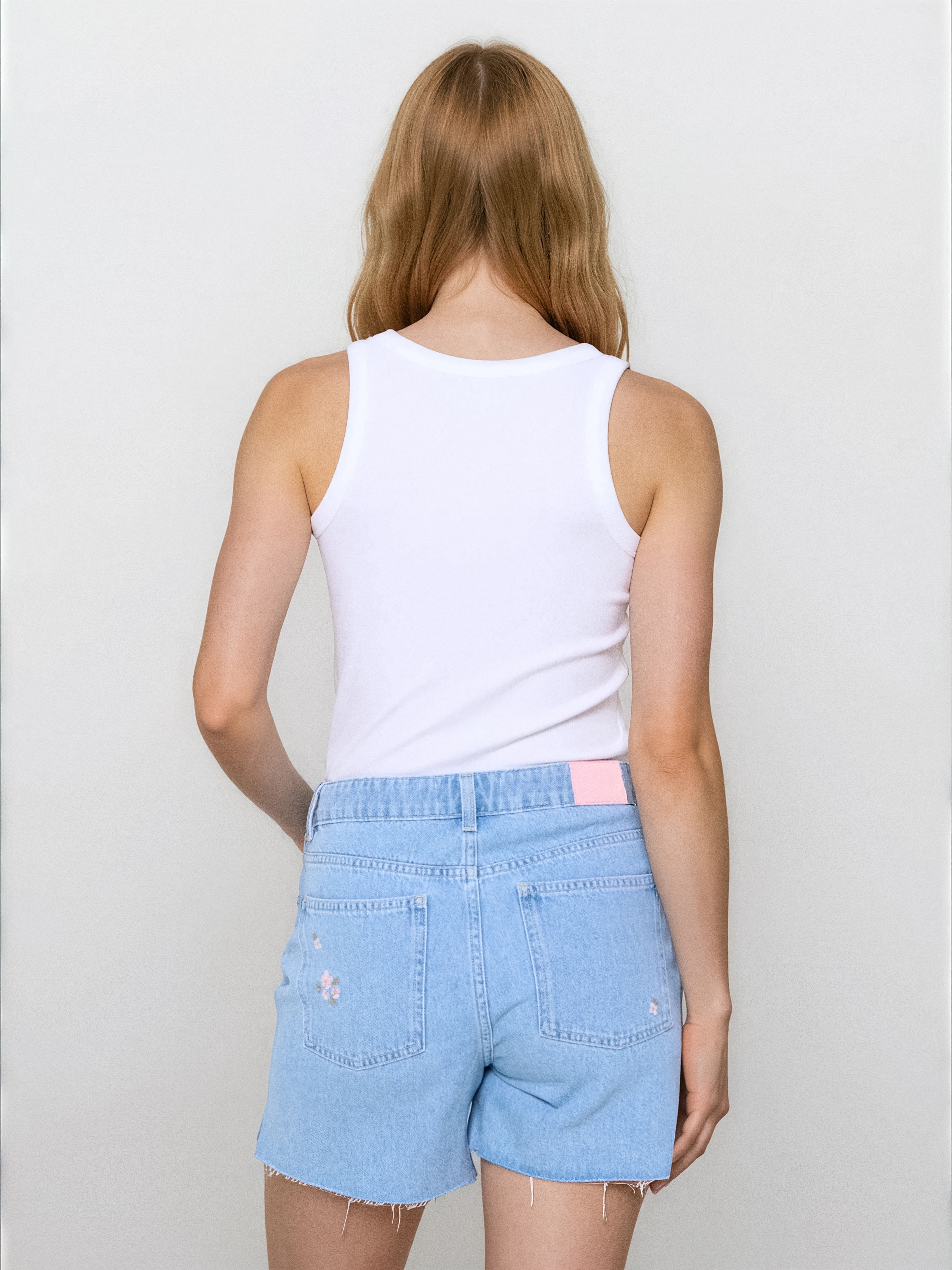 Jeansowe bermudy mid waist z haftowanymi kwiatkami