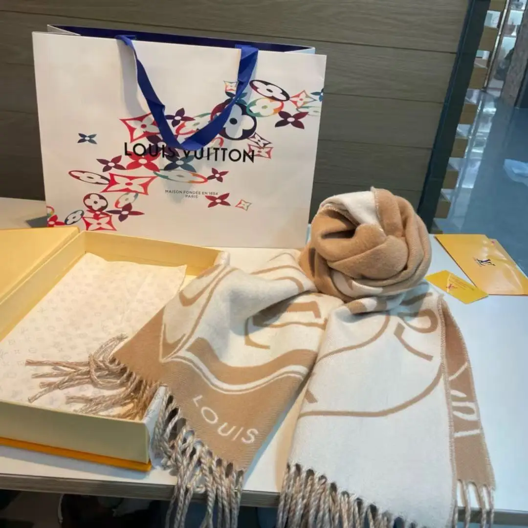 Louis Vuitton Lock and key scarf
