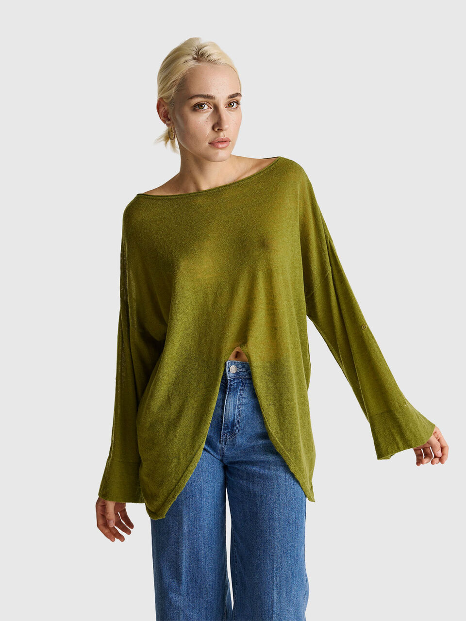 Light sweater with knot