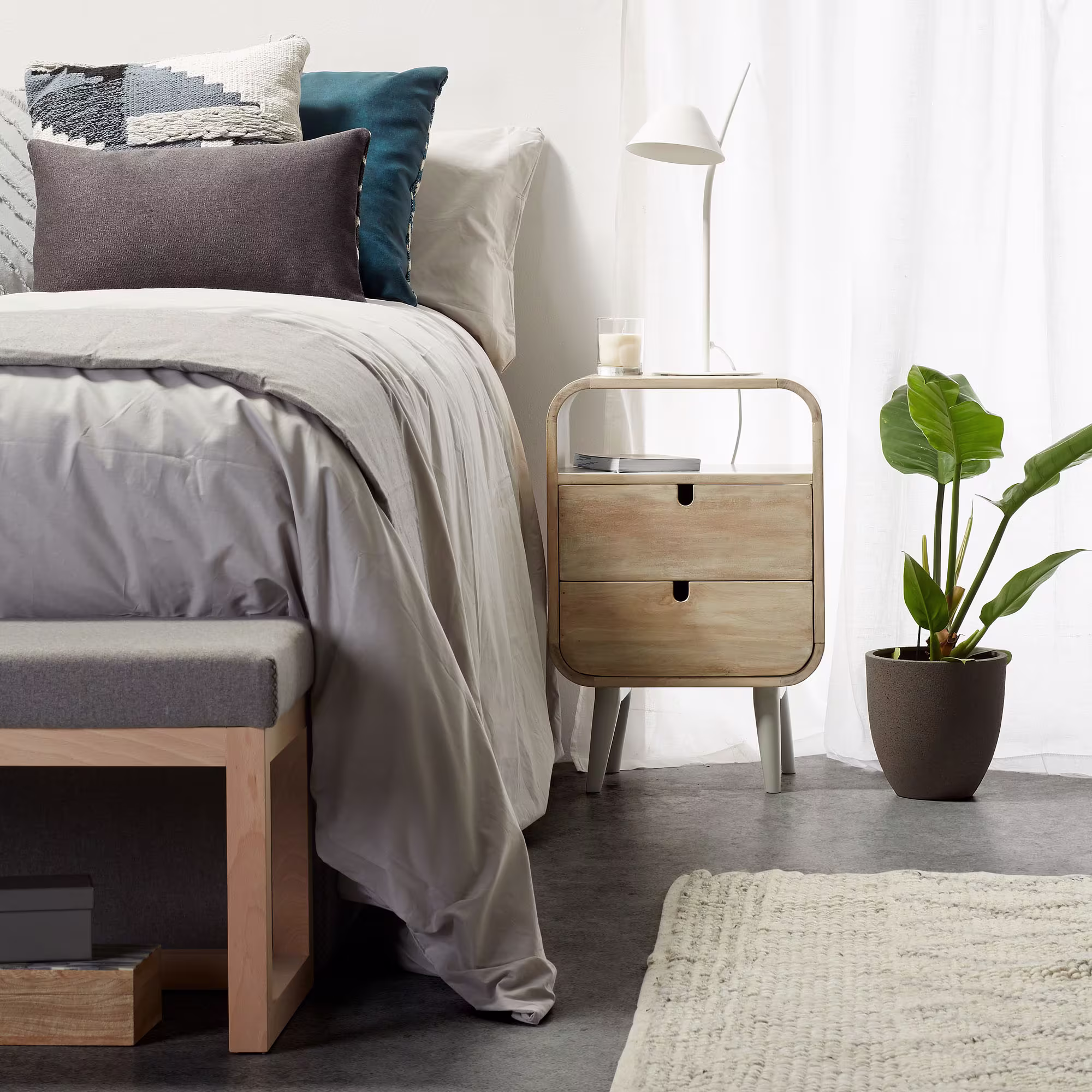 Mesita de noche Georg de madera maciza de mango 40 x 60, 5 cm