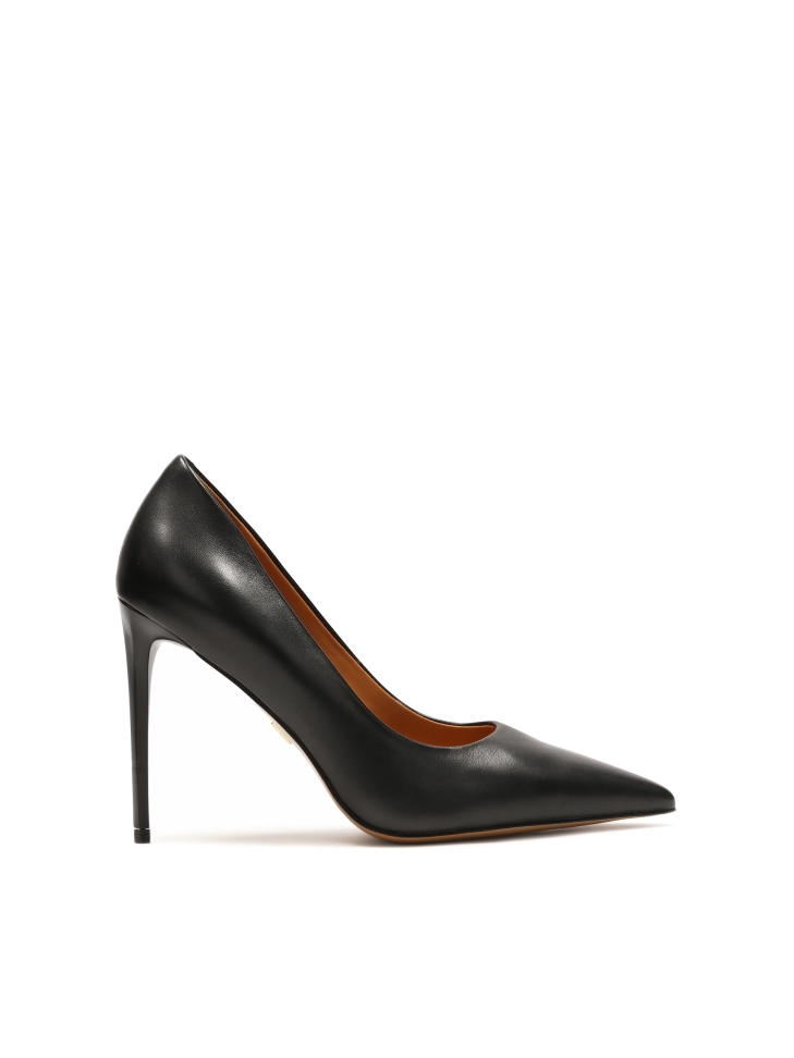 Black pumps with an elegant heel
