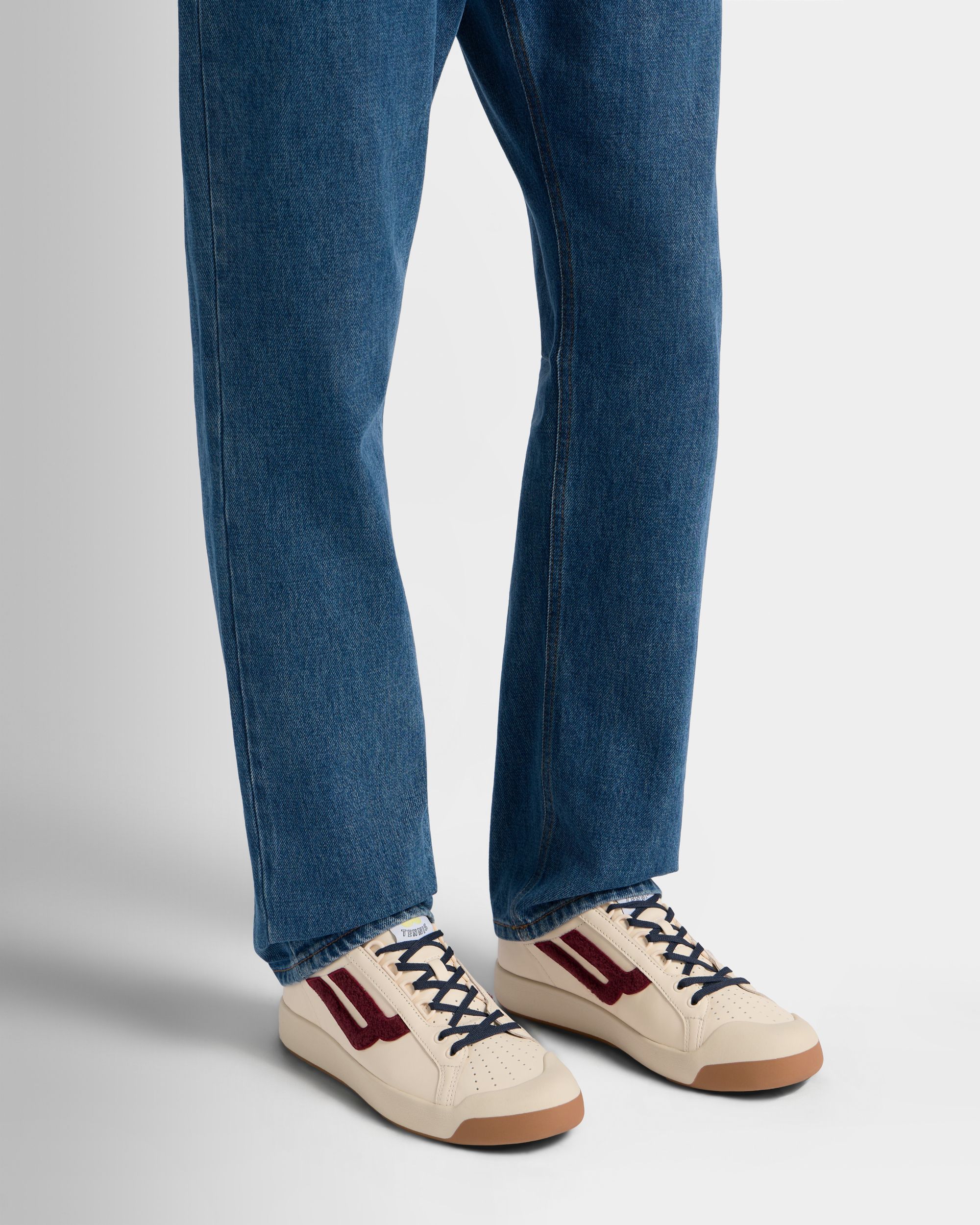Tennis-Kollektion Sneaker aus Leder in Weiß und Rot