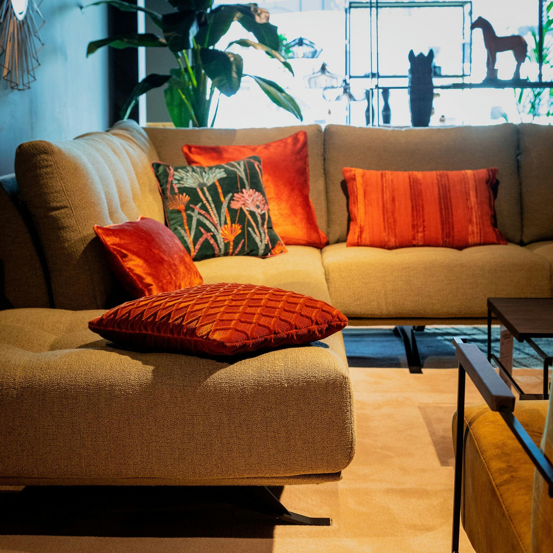 - Coussin orange en velours 45x45 cm avec motif