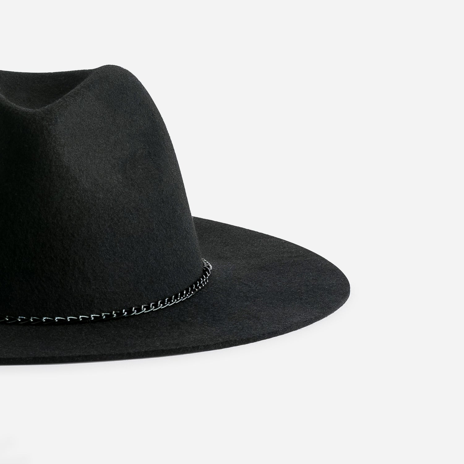 Chapeau noir laine feutrée avec galon-chaînette