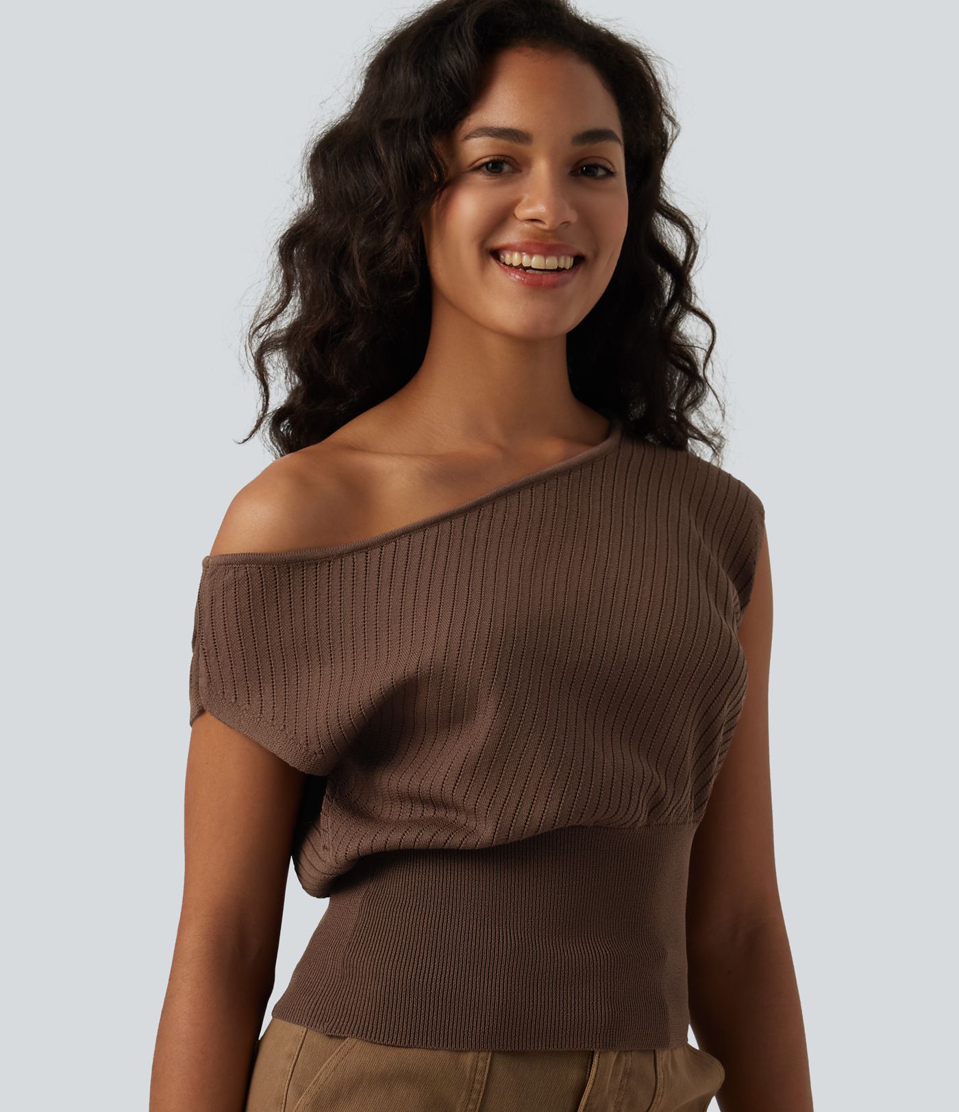 Pull casual asymétrique à épaule dénudée et manches courtes